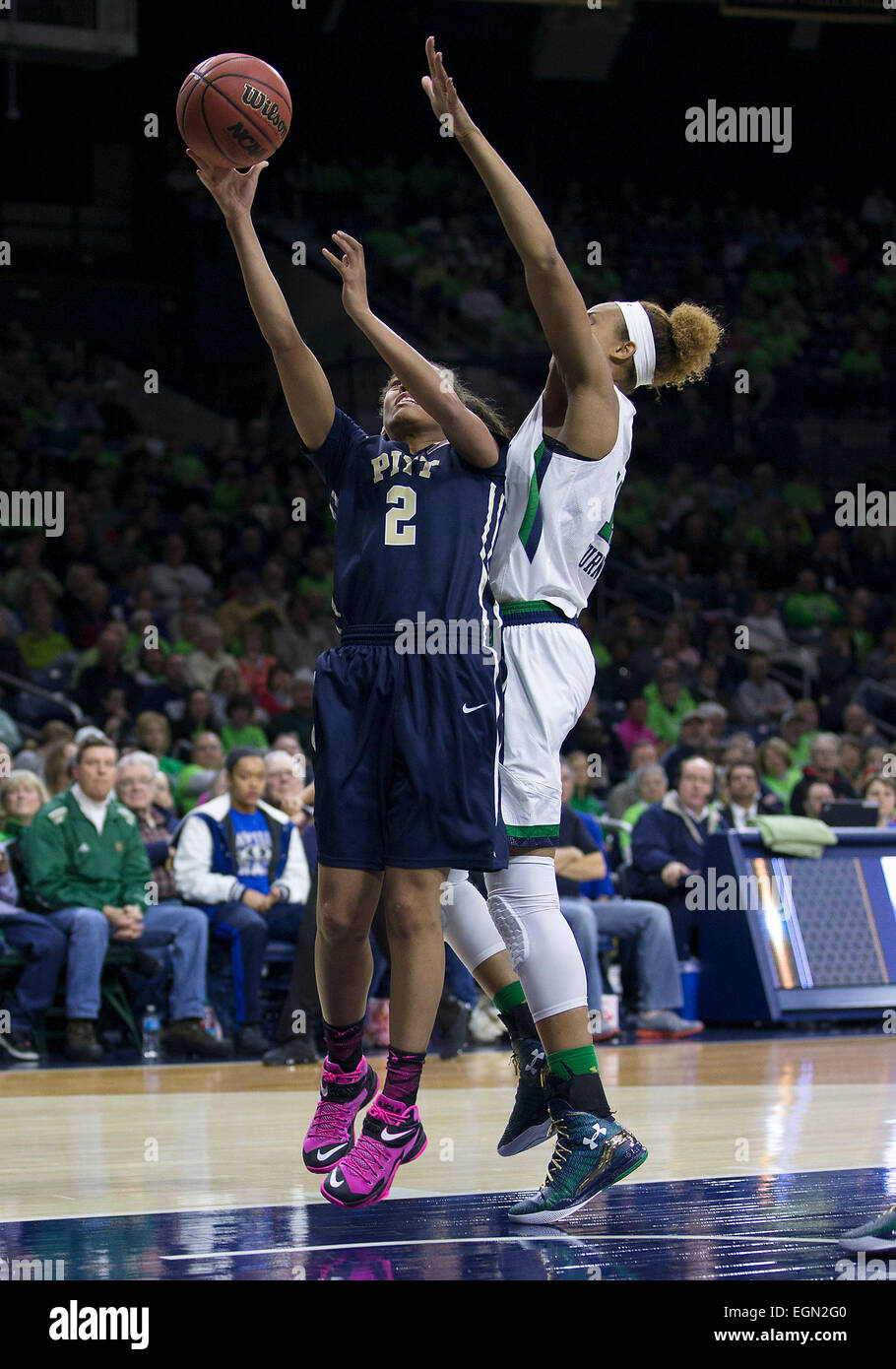 Indiana, Stati Uniti d'America. Il 26 febbraio, 2015. Pittsburgh guard Aysia Bugg (2) va per un colpo come la cattedrale di Notre Dame in avanti Brianna Turner (11) difende durante il NCAA Basket azione di gioco tra la cattedrale di Notre Dame Fighting Irish e il Pittsburgh Panthers a Purcell padiglione presso il centro di Joyce in South Bend, Indiana. Notre Dame sconfitto Pittsburgh 87-59. Credito: Cal Sport Media/Alamy Live News Foto Stock