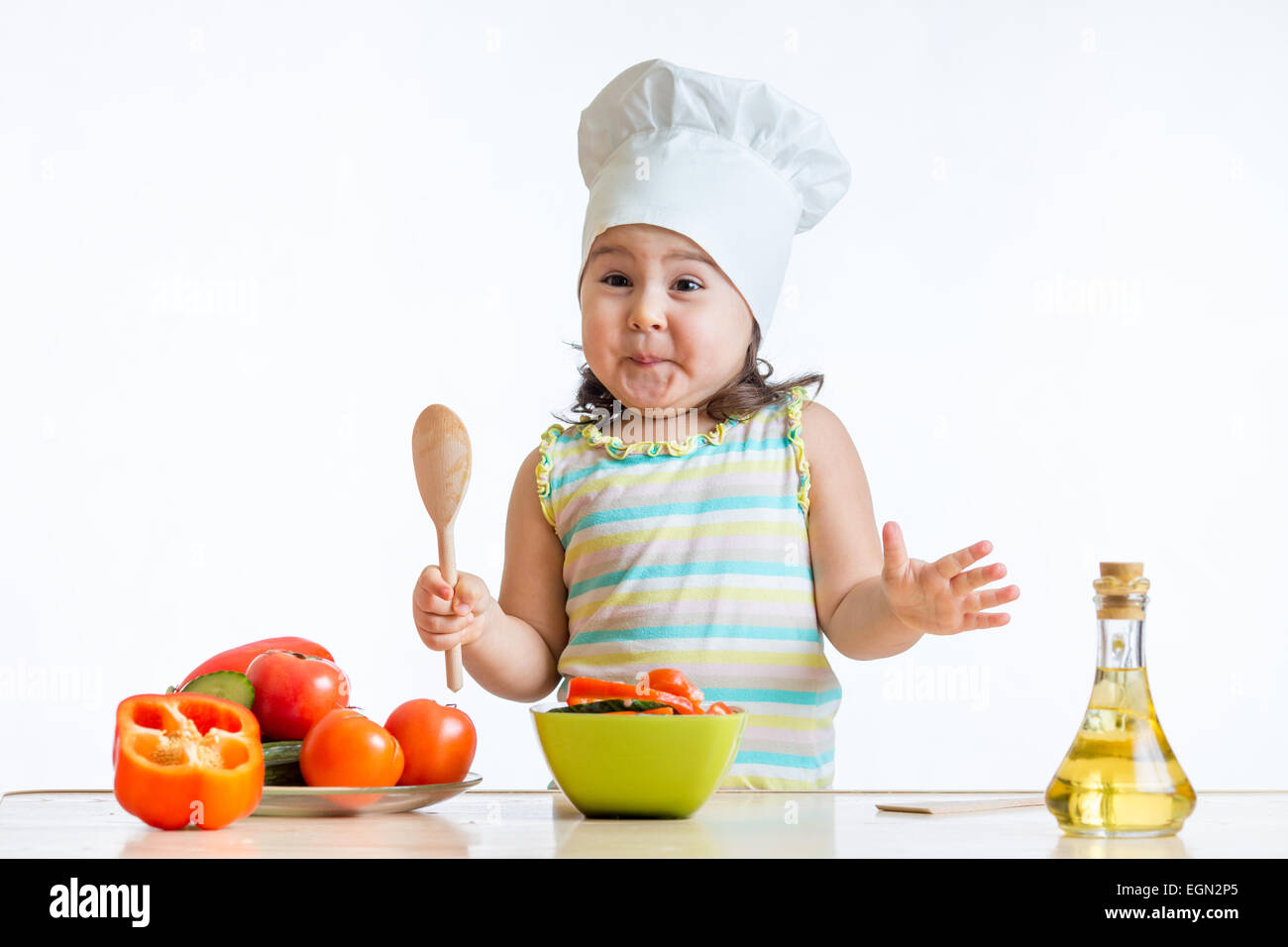 Kid ragazza la preparazione di un alimento sano Foto Stock