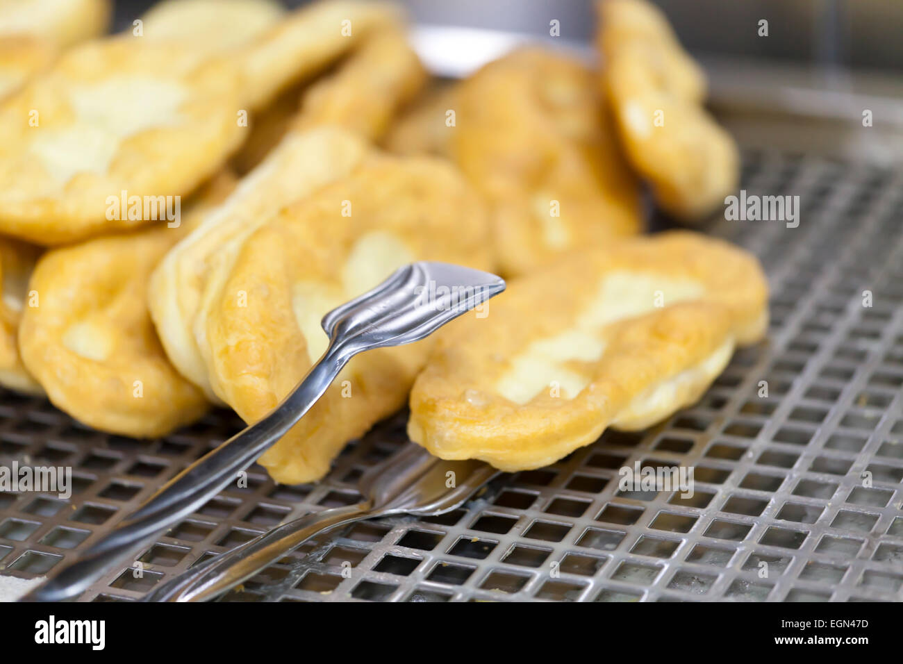 Pasta fritti in olio da vicino Foto Stock