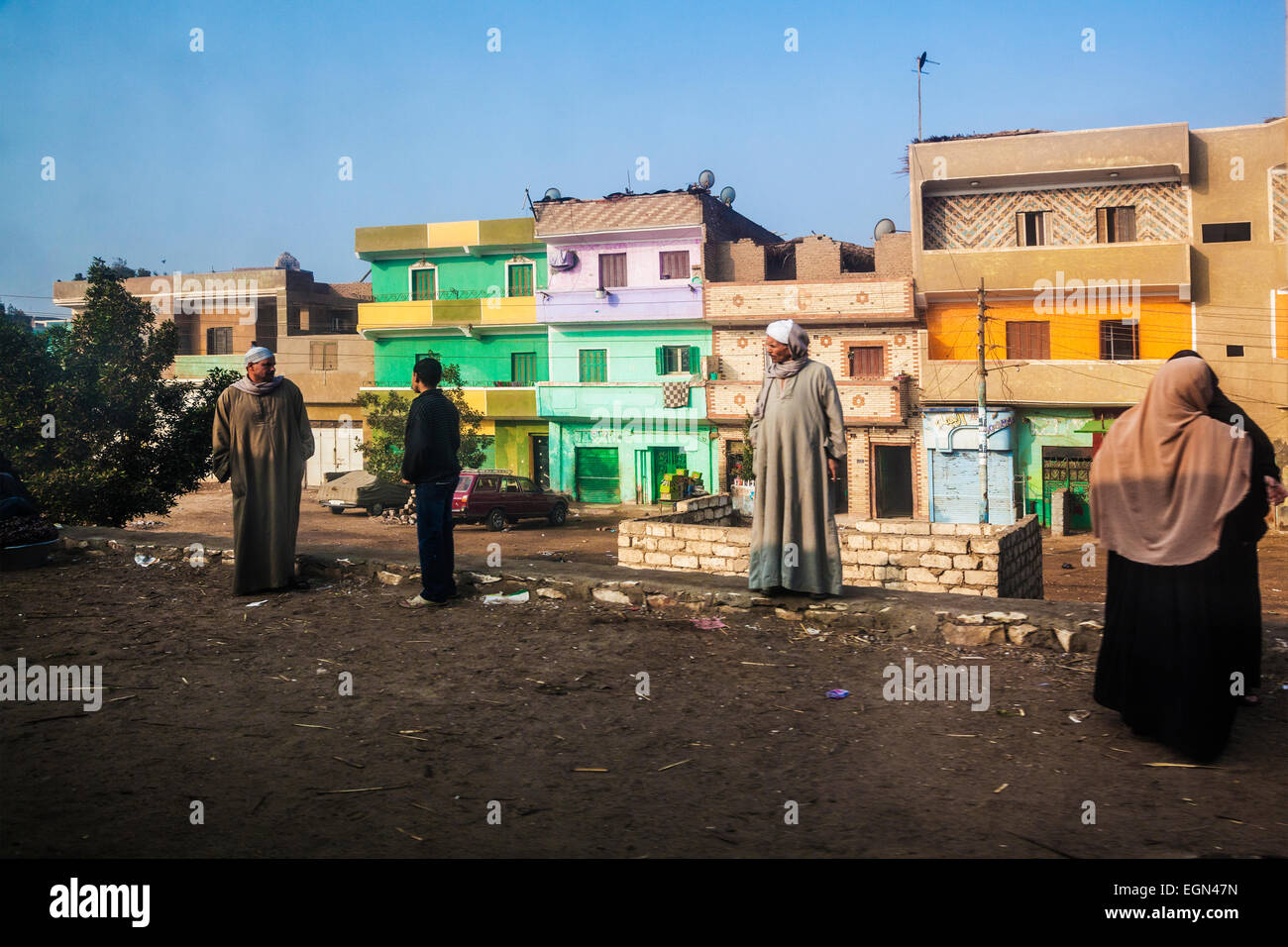 Un villaggio egiziano nel paesaggio rurale tra Luxor e Il Cairo. Foto Stock