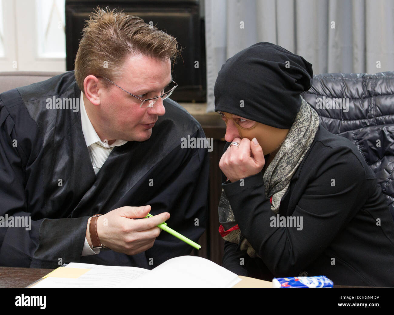 Paderborn, Germania. Il 27 febbraio, 2015. L'ex-girlfriend del convenuto, Alessandra P., siede accanto al suo avvocato Alexander Klemme (L) nella corte distrettuale di Paderborn, Germania, 27 febbraio 2015. Il suo fidanzato, il 39-enne convenuta, è accusato di attaccare Alessandra P. con acido di zolfo. Foto: Friso Gentsch/dpa/Alamy Live News Foto Stock