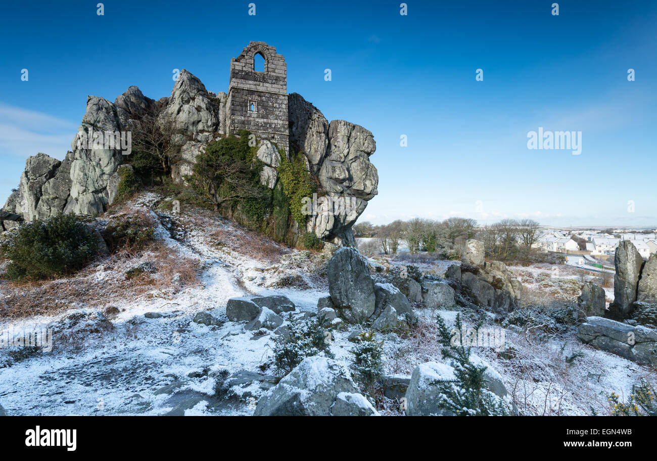 Le rovine di una cappella costruita in un affioramento scoscese di granito a Roche Rock in Cornovaglia Foto Stock