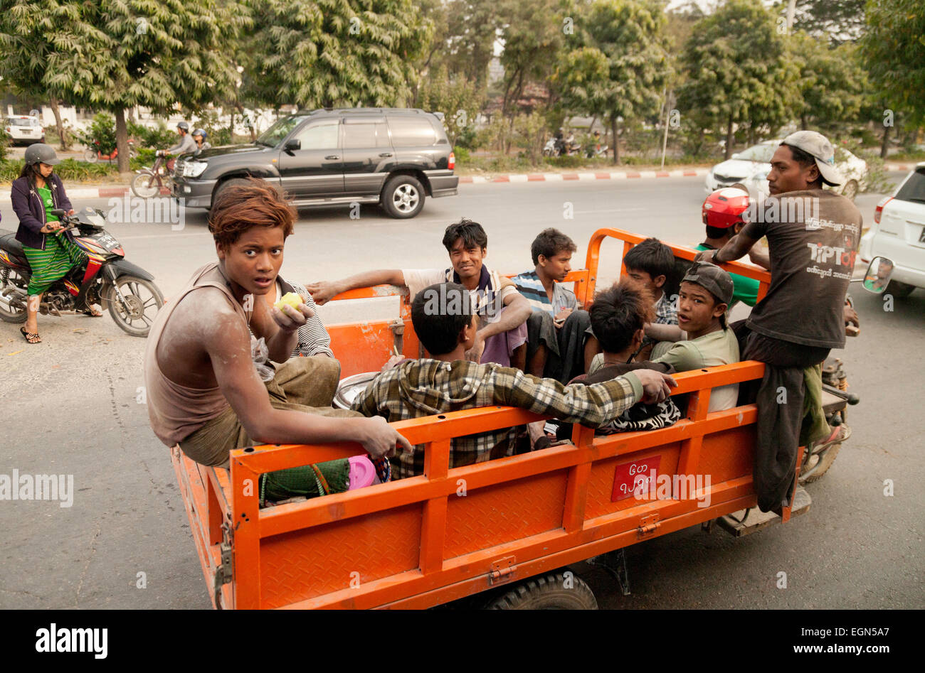 Giovani uomini sul loro modo di lavorare nel retro di un piccolo camion, Mandalay Myanmar ( Birmania ), Asia Foto Stock