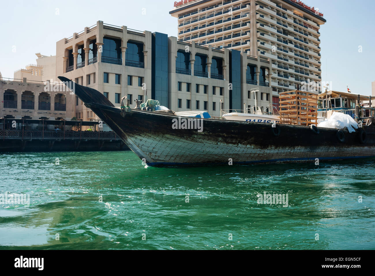 DUBAI, UAE-novembre 18: di legno vecchio arabo trading sulla nave Novembre 18, 2012 in Dubai, EAU. La tecnologia di costruzione navale è invariato fr Foto Stock