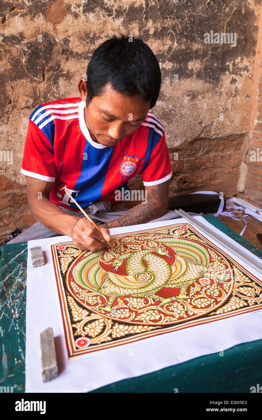 Un uomo birmano dipinto una pittura religiosa, Bagan, Myanmar ( Birmania ), Asia Foto Stock