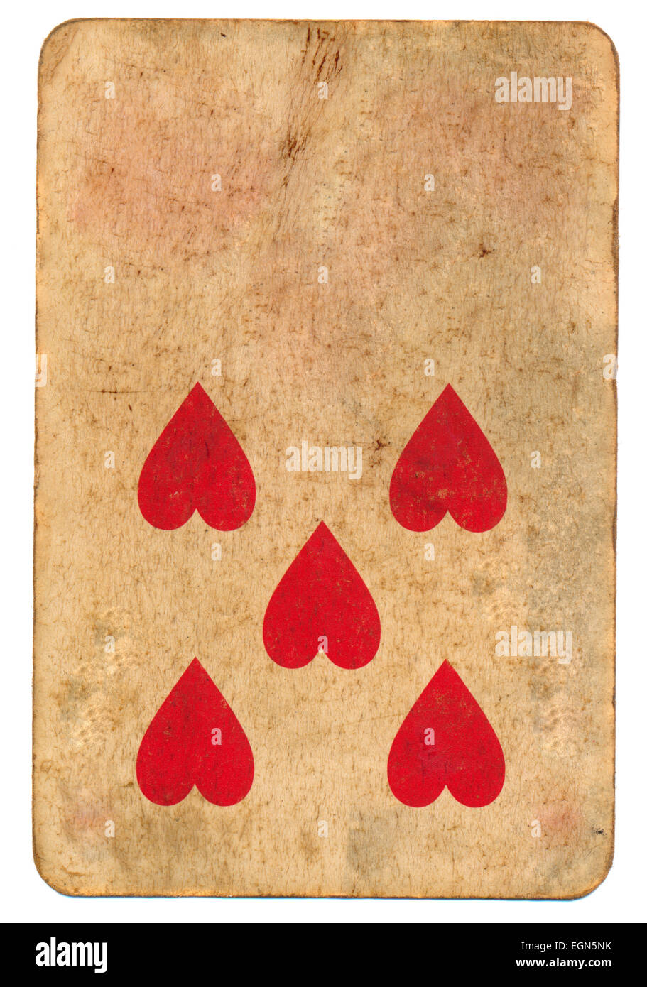 Cinque cuore rosso simbolo sulla vecchia carta da gioco sfondo della carta. Isolato su bianco Foto Stock