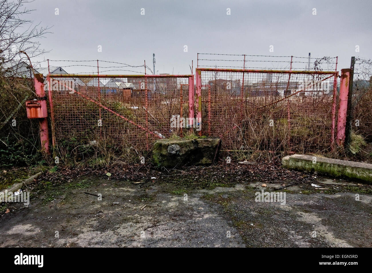 Sovradimensionate gate temporaneo all'entrata abbandonati sito industriale. Foto Stock