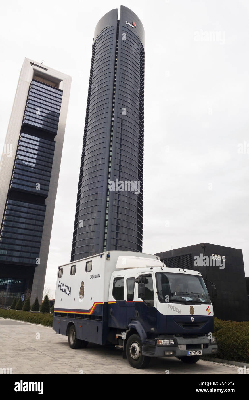 La polizia di controllo carrello vicino a Cuatro Torres Business Area, quattro torri e grattacieli Madrid, Spagna Foto Stock