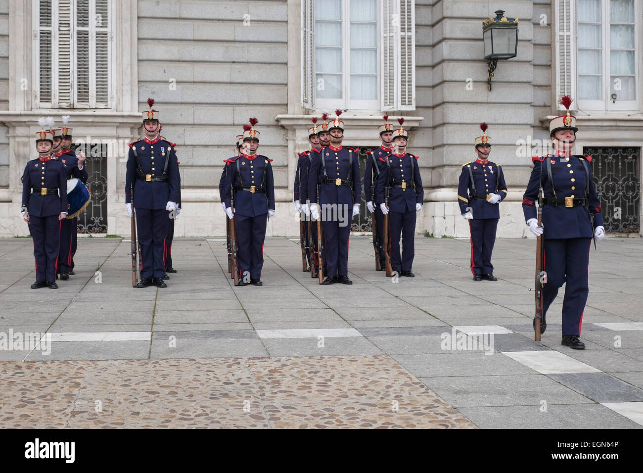 Cerimonia del cambio della guardia, protezioni presso il Palazzo Reale di Madrid, Spagna Foto Stock