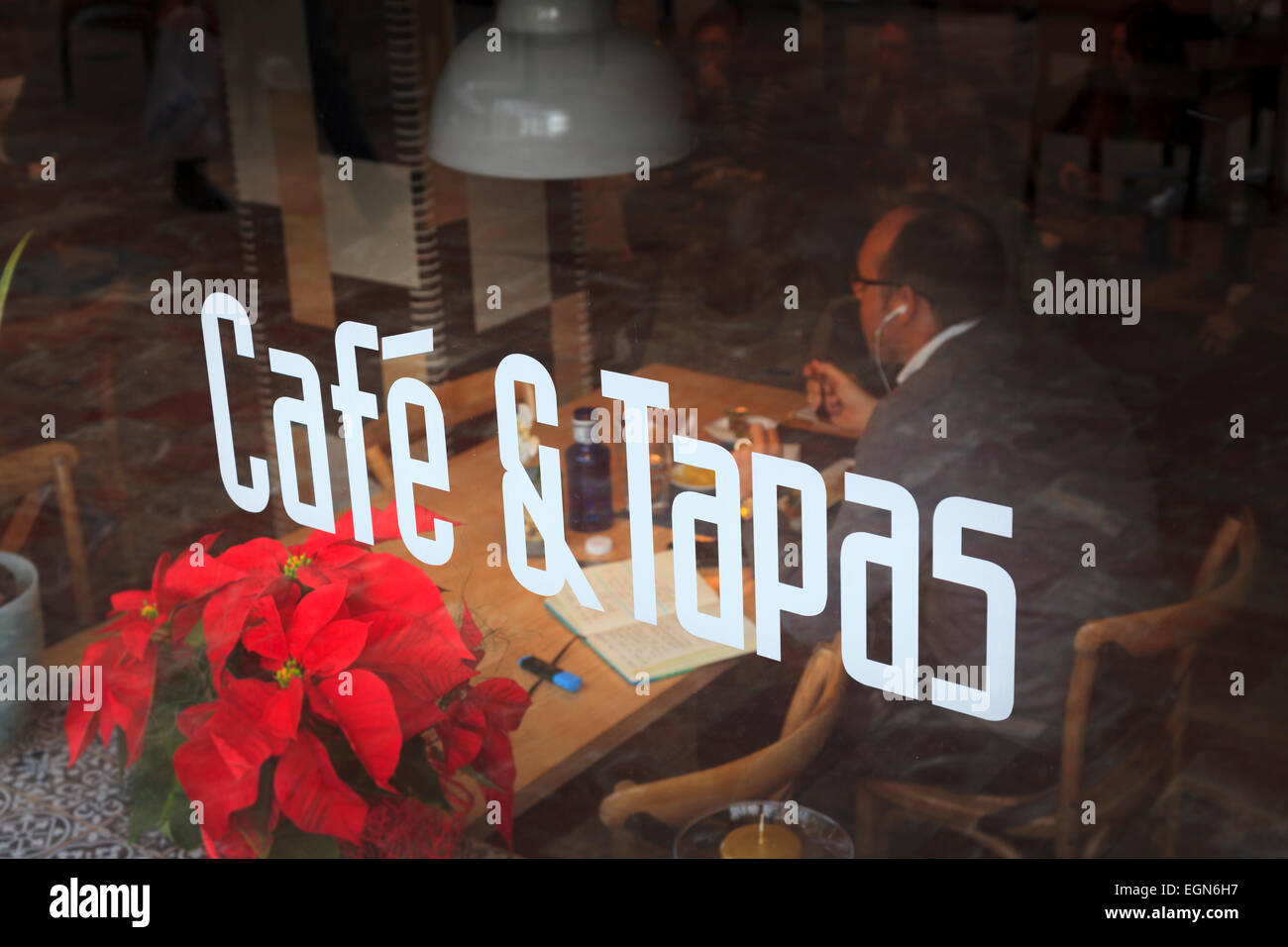 Cafe e Tapas segno sulla finestra con diner mangiare all'interno Foto Stock