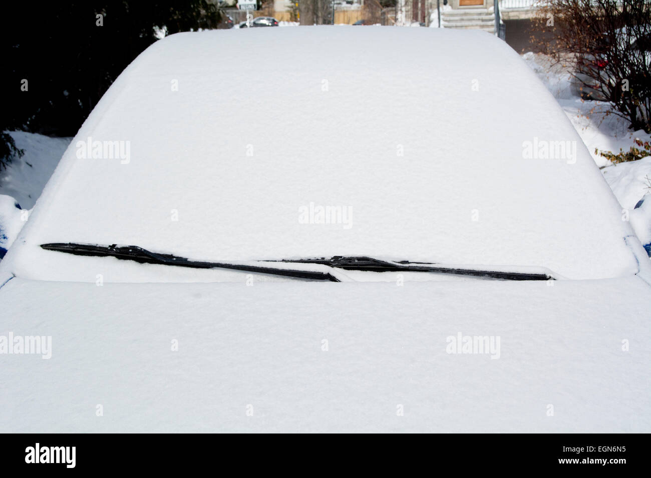 Nuovo strato di neve su un parabrezza di automobile presa sulla testa Foto Stock