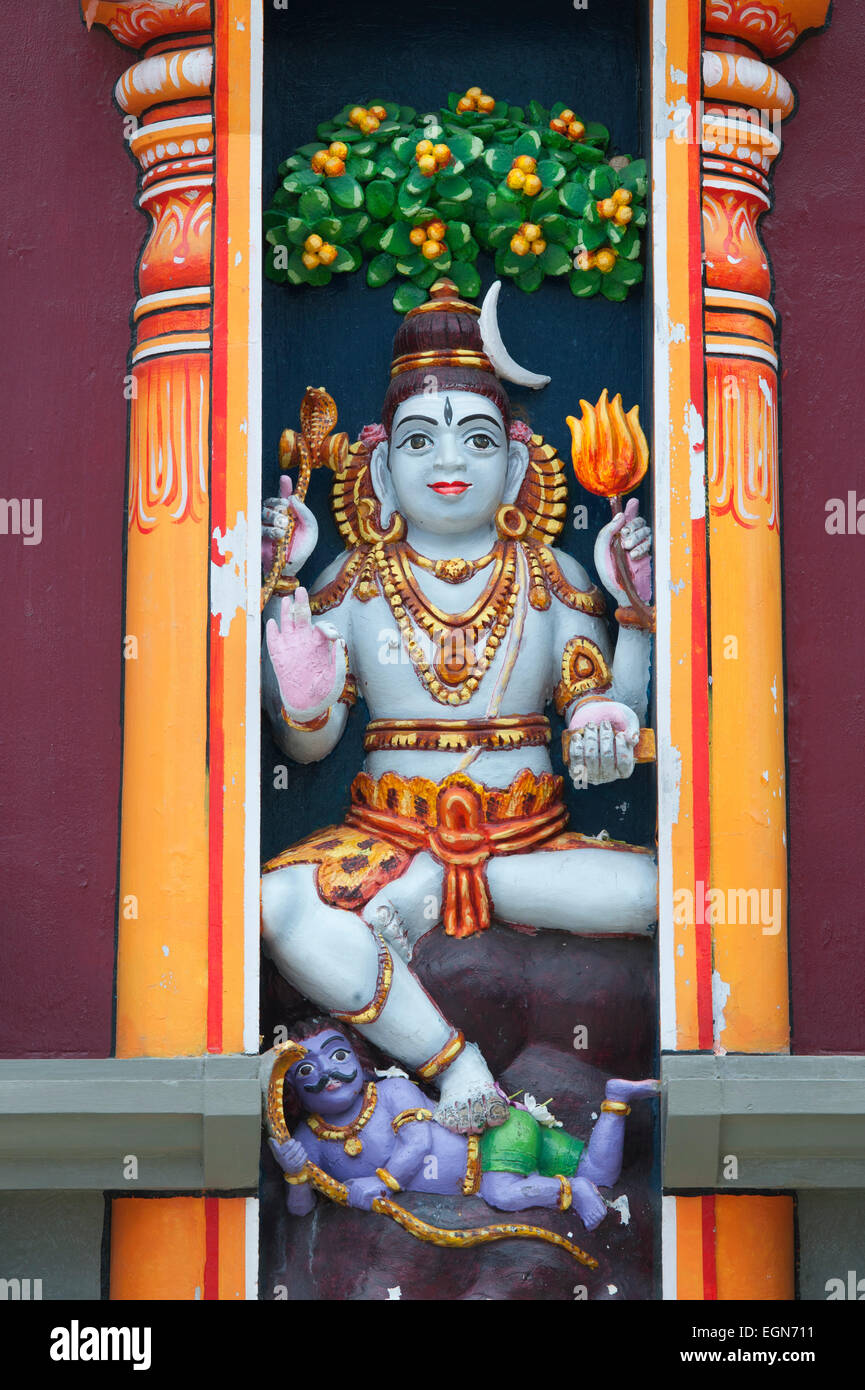Una statua del dio indù Shiva in un tempio indù nelle isole Figi. Foto Stock