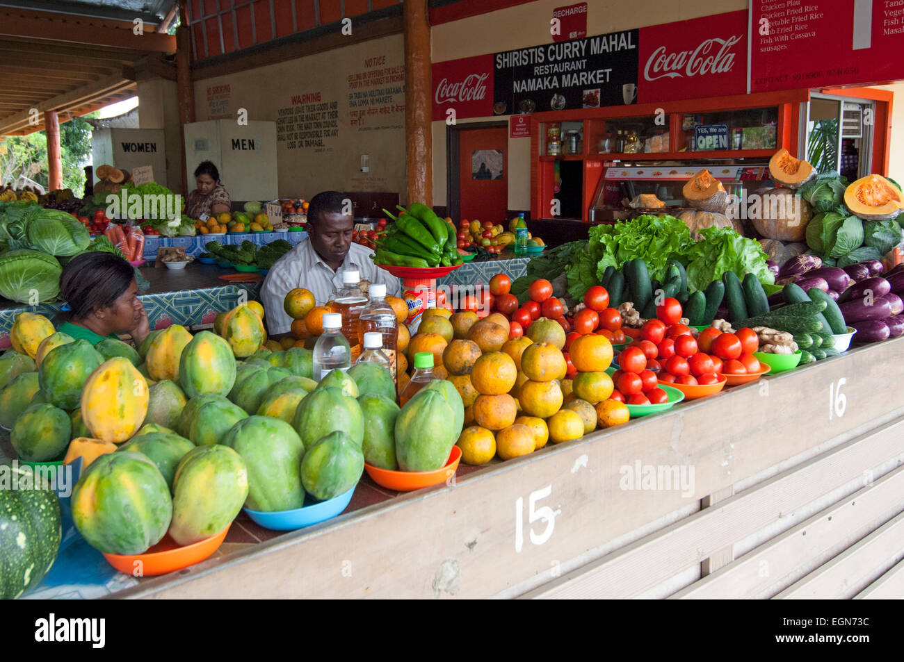 Un mercato agricolo con frutta e verdura visualizzati nelle isole Figi. Foto Stock