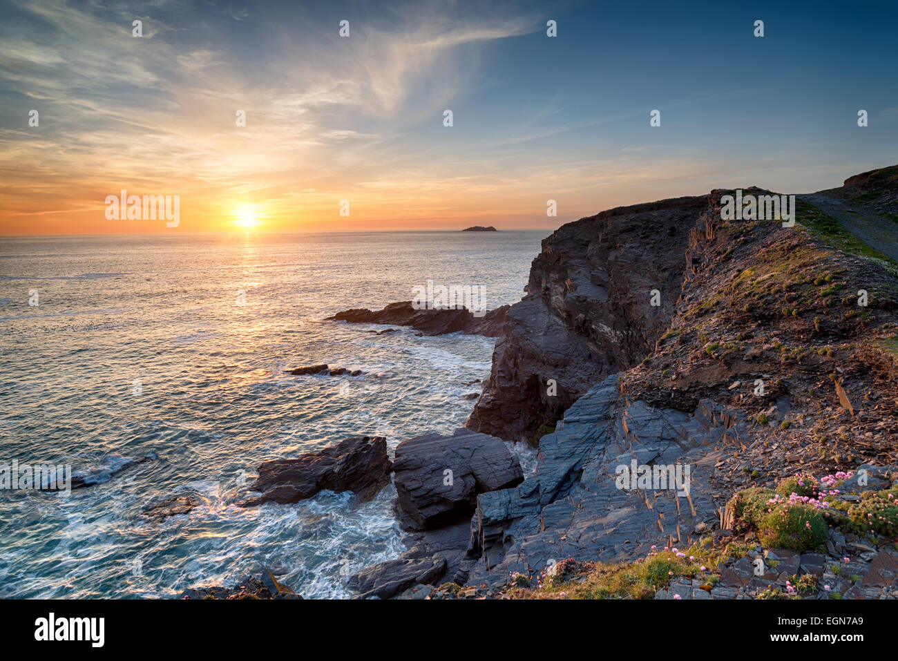 Ripide scogliere a Longcarrow baia sulla costa nord della Cornovaglia Foto Stock