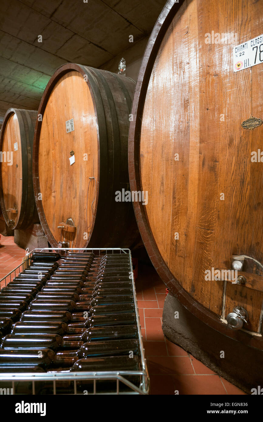 Botti di vino Chianti Classico affinamento in cantina toscana, Castelnuovo Beradenga, Italia. Foto Stock