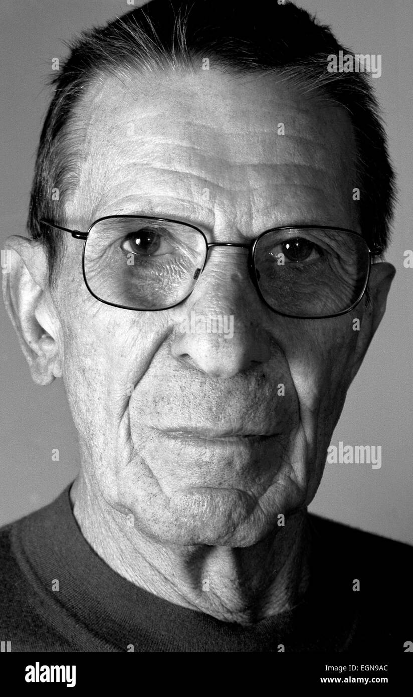 Feb 27, 2015 - Los Angeles, California, Stati Uniti - FILE - Leonard Nimoy, l'attore che ha vinto un seguito globale come il signor Spock, lo straniero di primo ufficiale della Starship Enterprise in televisione e film serie "Star Trek, '' è morto venerdì mattina a casa sua nel Bel Air, Los Angeles. Egli è stato 83. La moglie Susan Bay Nimoy, ha confermato la sua morte, dicendo che la causa era allo stadio terminale malattia polmonare ostruttiva cronica. Nella foto: Ott 01, 2002 - Miami, Florida, Stati Uniti d'America - Leonard Nimoy ritratto preso in Florida del Sud. Nimoy è un attore americano, regista, poeta, musicista e fotografo. (Credito immagine: Foto Stock