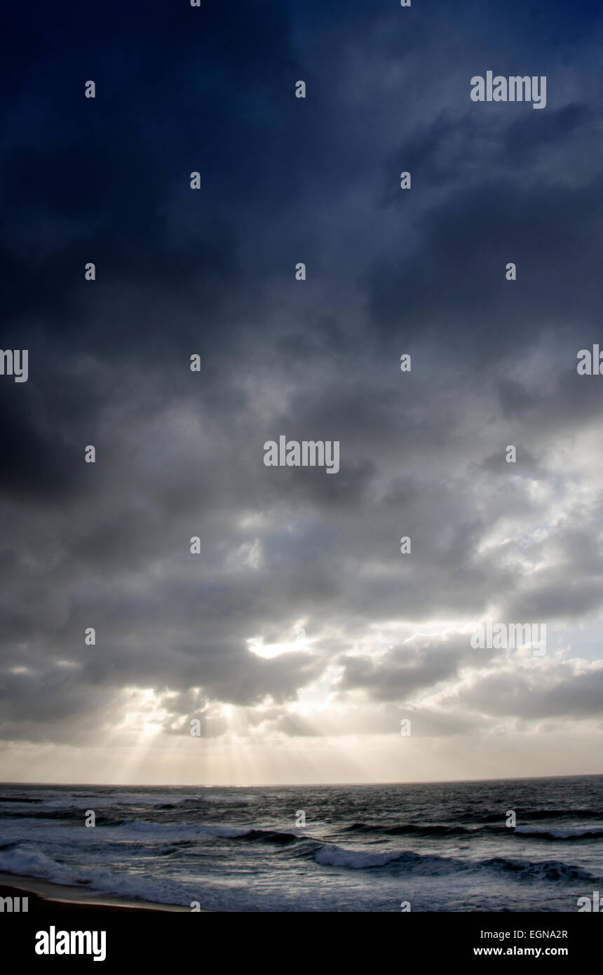 Grazioso paesaggio di mare mosso con cielo nuvoloso dalla tempesta e scoppio di luce Foto Stock