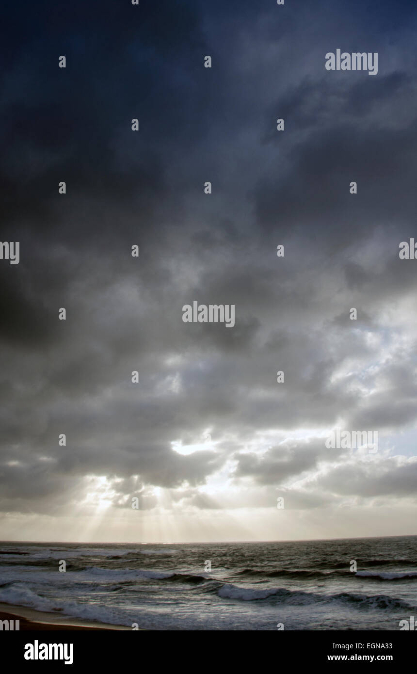 Grazioso paesaggio di mare mosso con cielo nuvoloso dalla tempesta e scoppio di luce Foto Stock