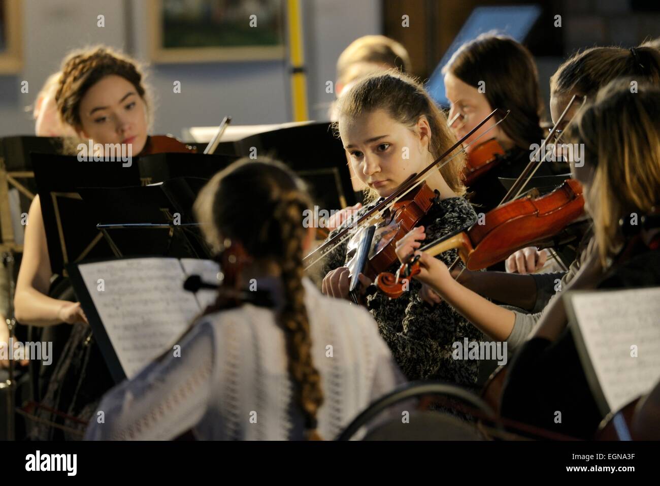 Riga, Lettonia. I membri della orchestra dei giovani durante la musica classica considerando all'interno di San Pietro Foto Stock