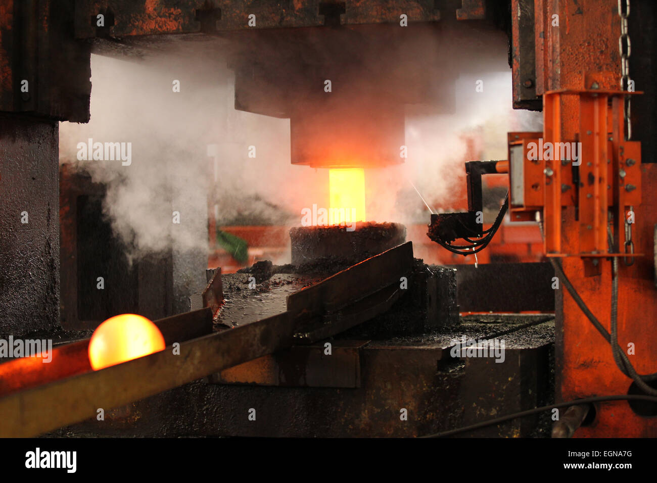 Caldo automatica mediante processo di stampaggio delle sfere di macinazione della billetta rotondo Foto Stock