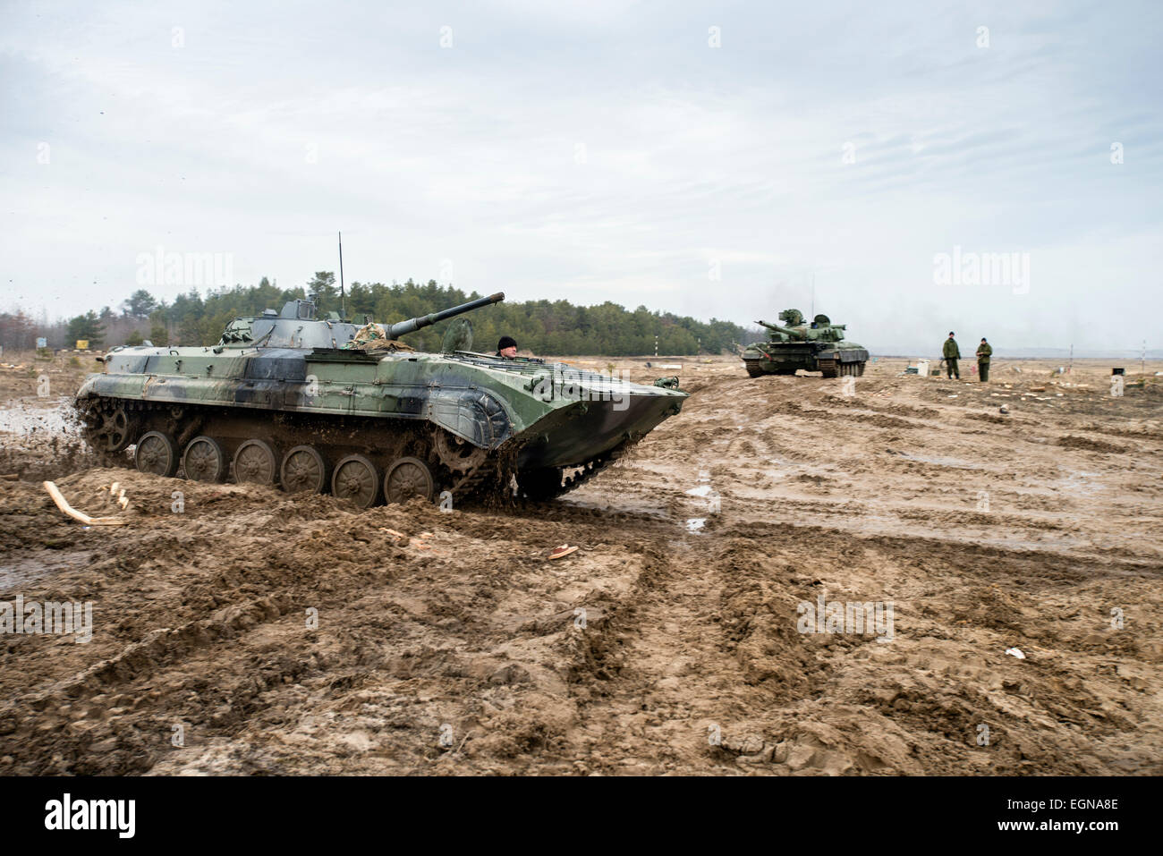 Cadet la guida di combattimento della fanteria veicolo durante la formazione dei veicoli armati sparando al 169a centro di formazione di suolo ucraino forze militari più grande formazione formazione in Ucraina, a Desna chiuso città di cantonment, Ucraina. Il 25 di febbraio. Foto di Oleksandr Rupeta Foto Stock