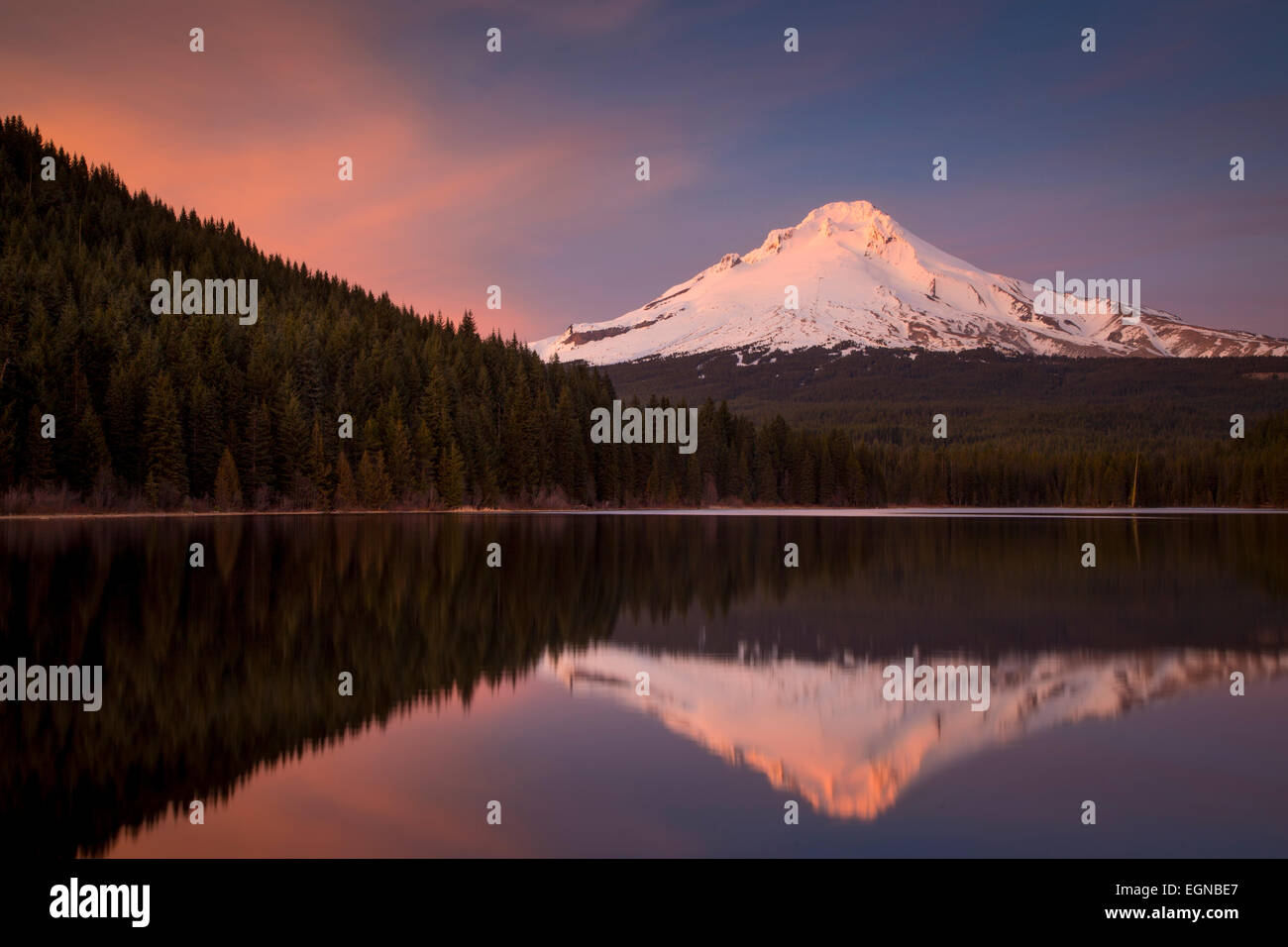 Impostazione sole sul Monte Cofano da Trillium Lago, Cascade Mountains, Oregon, Stati Uniti d'America Foto Stock