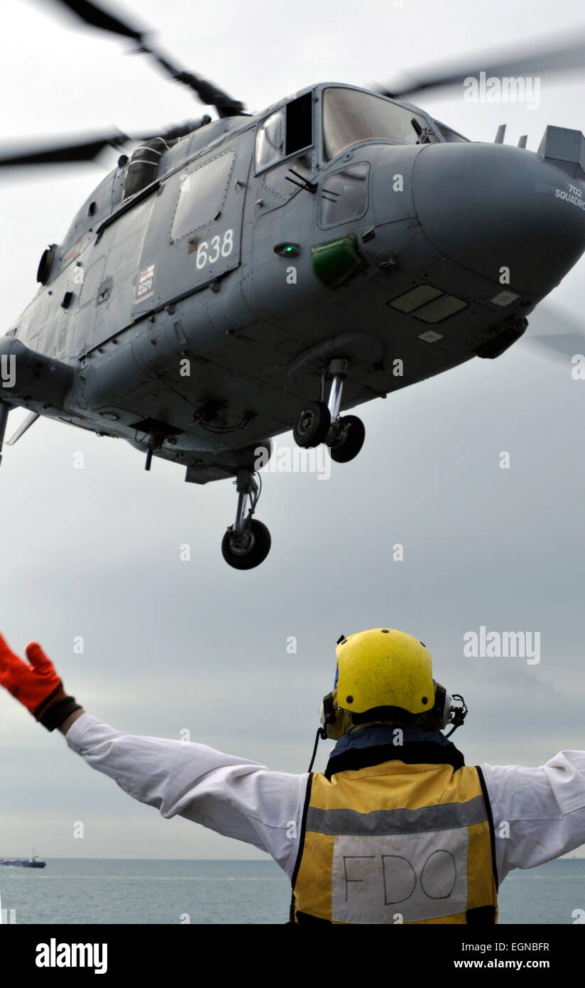 AJAXNETPHOTO - 21 Giugno, 2008. SOLENT, Inghilterra. - In alto e lontano - HMS GLOUCESTER'S FDO cancella un LYNX HELO da 638 SQDN YEOVILTON OFF in modo sicuro il ponte di volo dopo il rifornimento di carburante all'inizio del Round Britain Powerboat Race. Foto:JONATHAN EASTLAND/AJAX REF:D30082306 157 Foto Stock