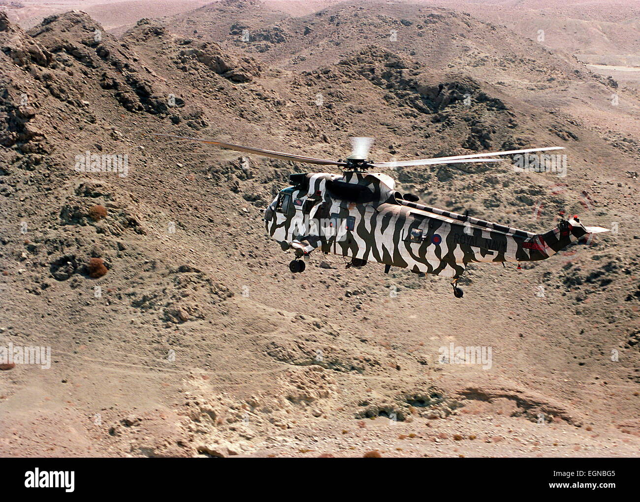 AJAX NEWS & FEATURE SERVICE (OMA-2) 5 OTTOBRE 2001. OMAN. UN ROYAL NAVY AIR SQUADRON SEA KING OVERFLIES IL ASPRO TERRENO COSTIERO MONTUOSO DELL'OMAN IN ROTTA VERSO LE NAVI DA GUERRA SI SONO RIUNITI NEL GOLFO DELL'OMAN PER L'ESERCITAZIONE SAIF SAREEA, CHE SARÀ PROMULGATA VERSO LA FINE DI QUESTO MESE. FOTO: JONATHAN EASTLAND/AJAX RIF: CD/SS/SH6-4. Foto Stock