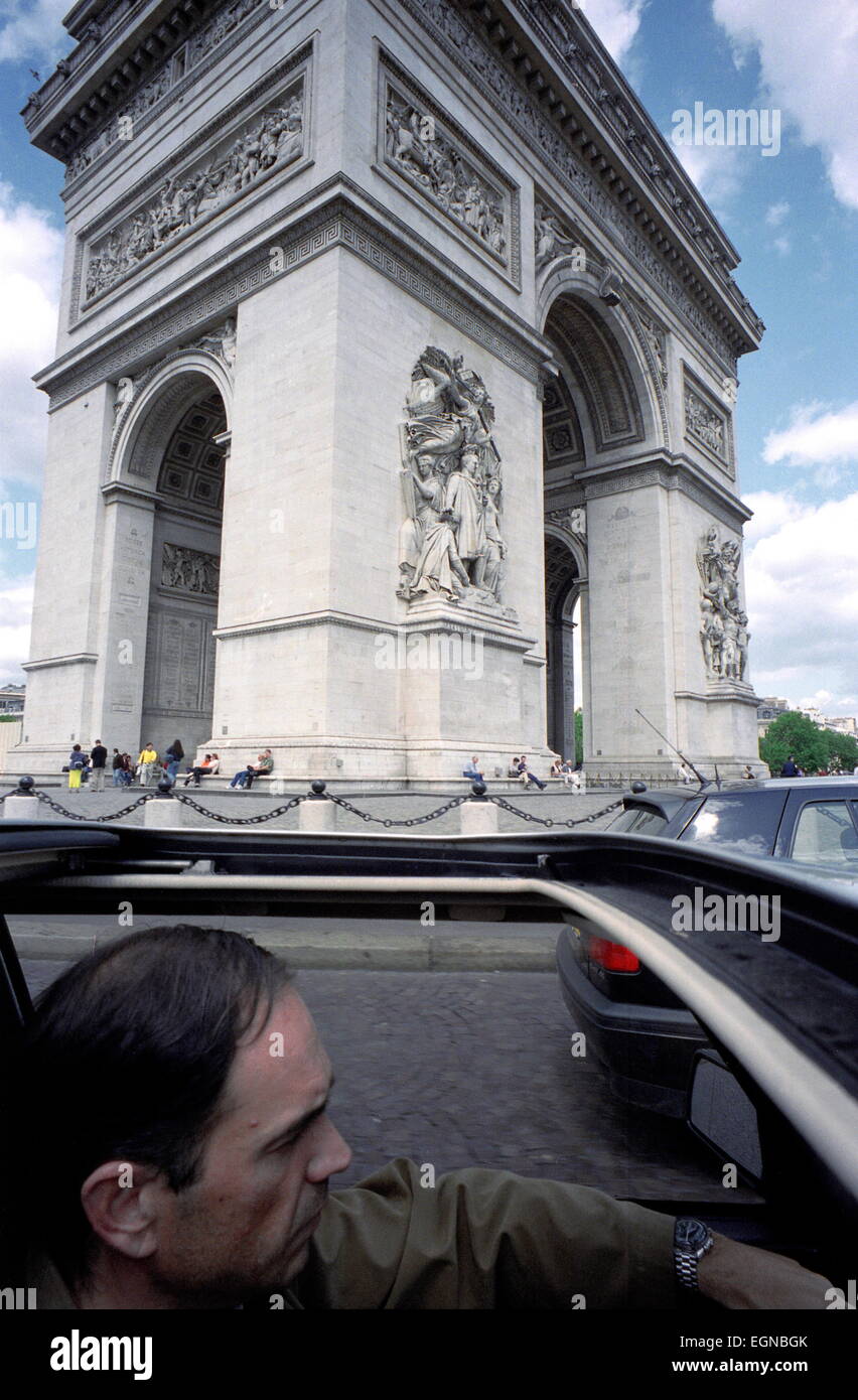 AJAXNETPHOTO - FRANCIA - Parigi - La guida attorno all'Arc de Triomphe Etoile. Foto:JONATHAN EASTLAND/AJAX REF:2086 5 Foto Stock