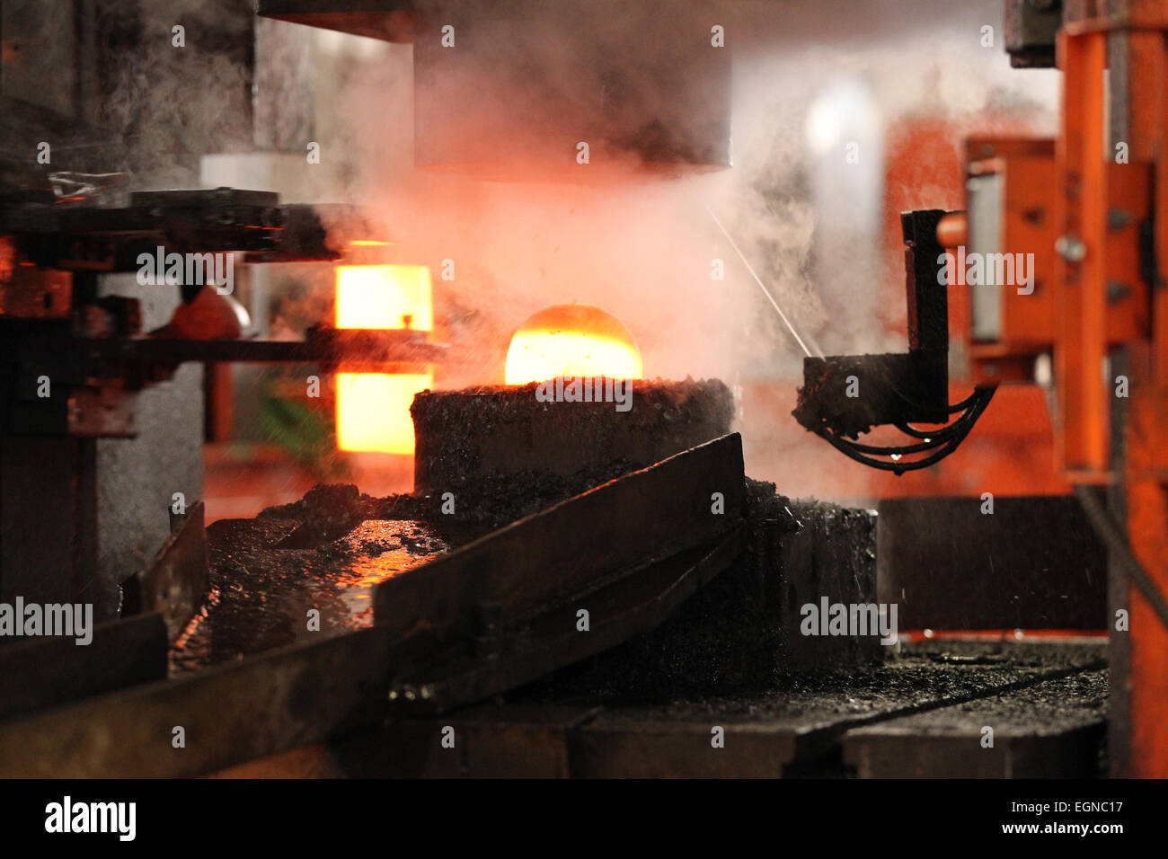 Caldo automatica mediante processo di stampaggio delle sfere di macinazione della billetta rotondo Foto Stock