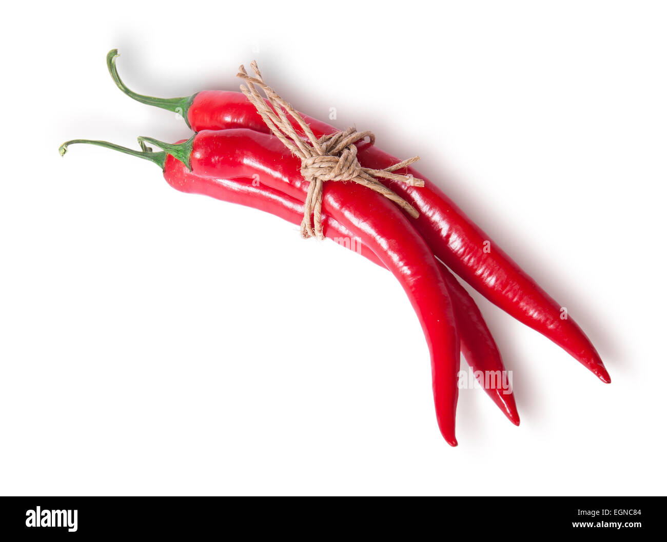 3 peperoncino rosso legato con una corda vista dall'alto isolato su sfondo bianco Foto Stock