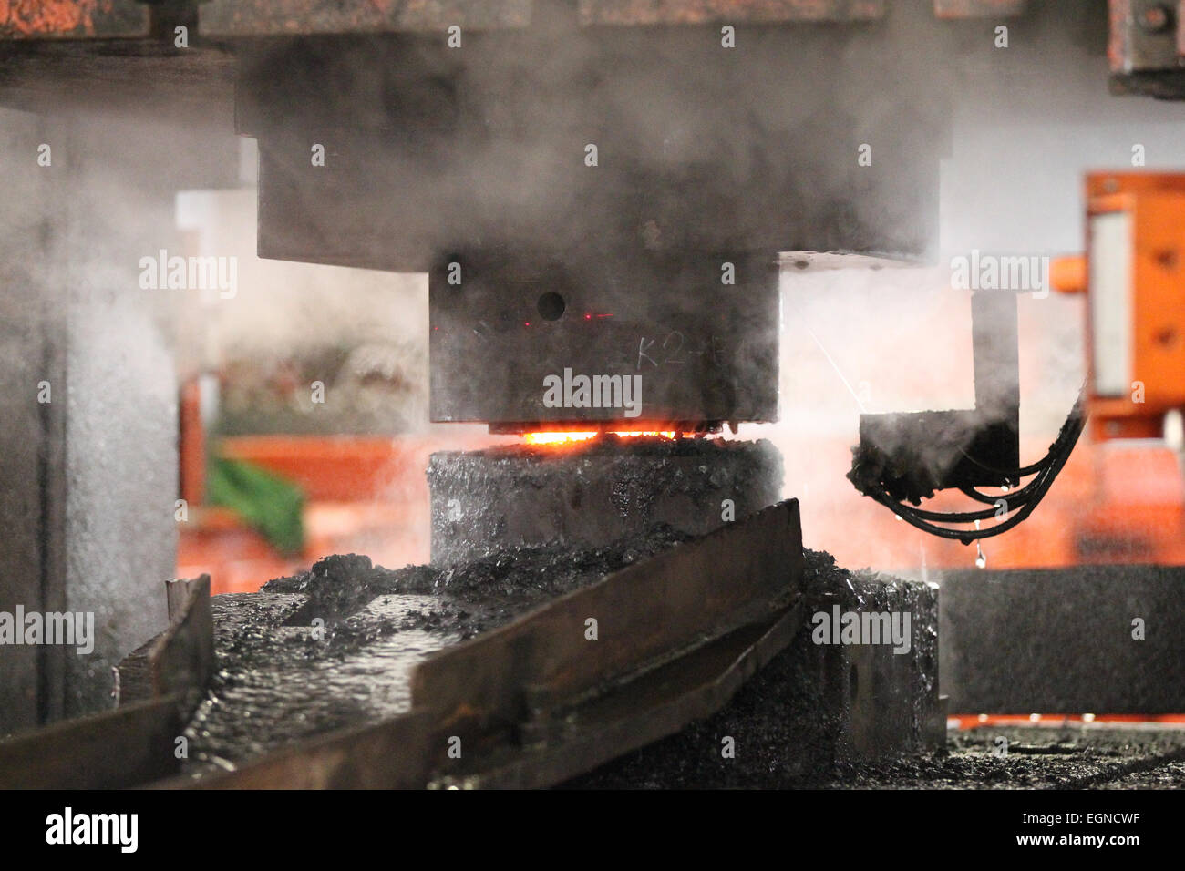 Caldo automatica mediante processo di stampaggio delle sfere di macinazione della billetta rotondo Foto Stock