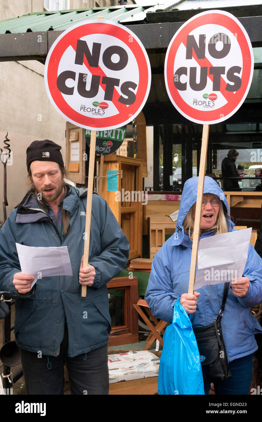Coro socialista cantando anti-austerità canzoni di protesta, Sowerby Bridge, West Yorkshire Foto Stock