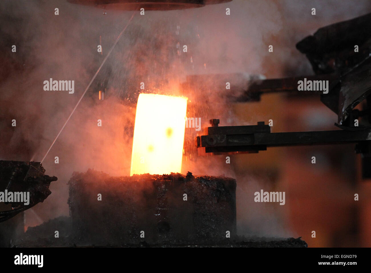 Caldo automatica mediante processo di stampaggio delle sfere di macinazione della billetta rotondo Foto Stock