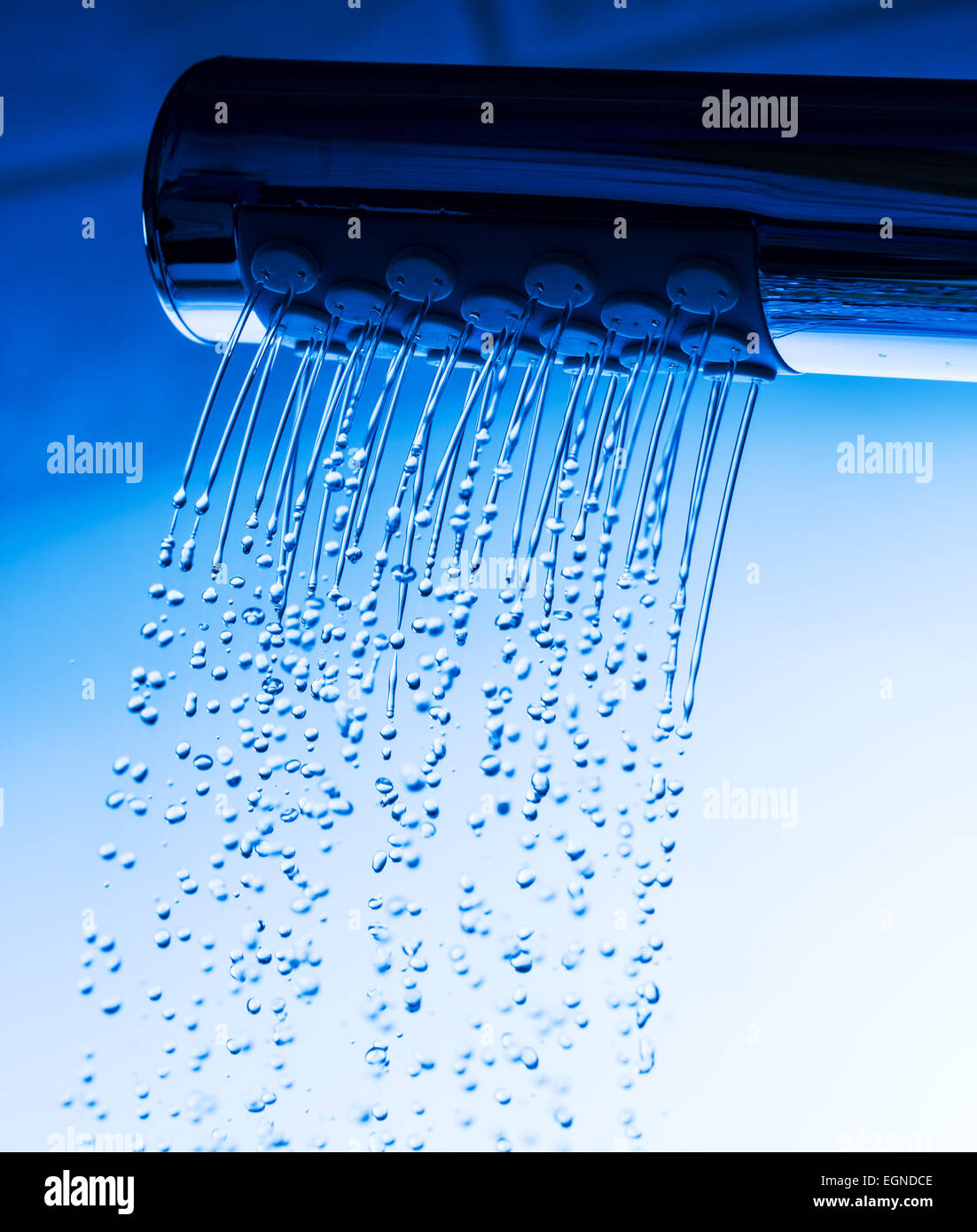 Testa di doccia con acqua corrente, close up Foto Stock