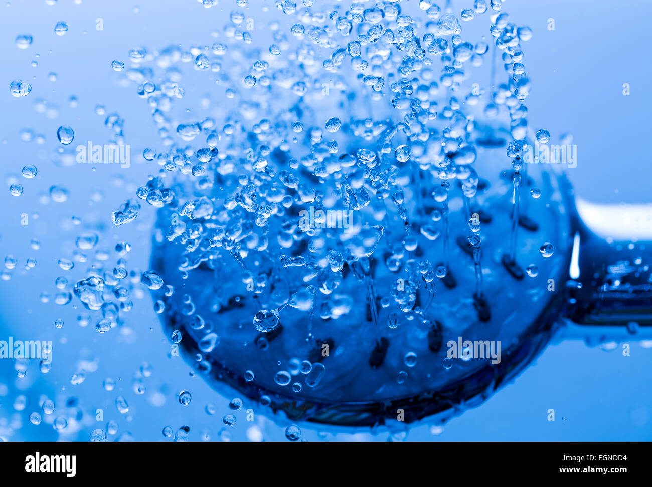 Testa di doccia con acqua corrente, close up Foto Stock