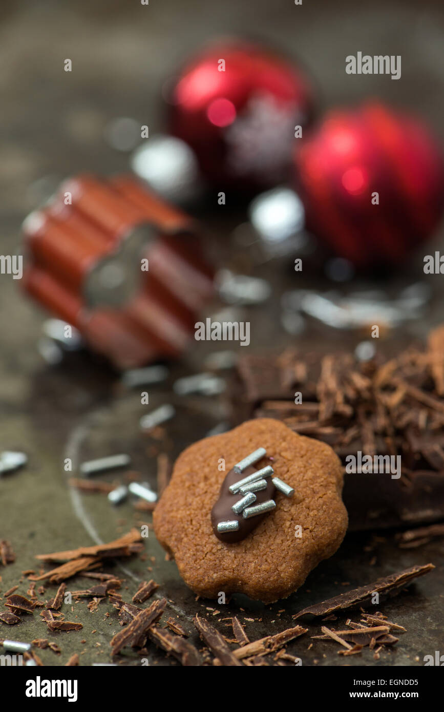 Biscotti al cioccolato su un vassoio da forno Foto Stock