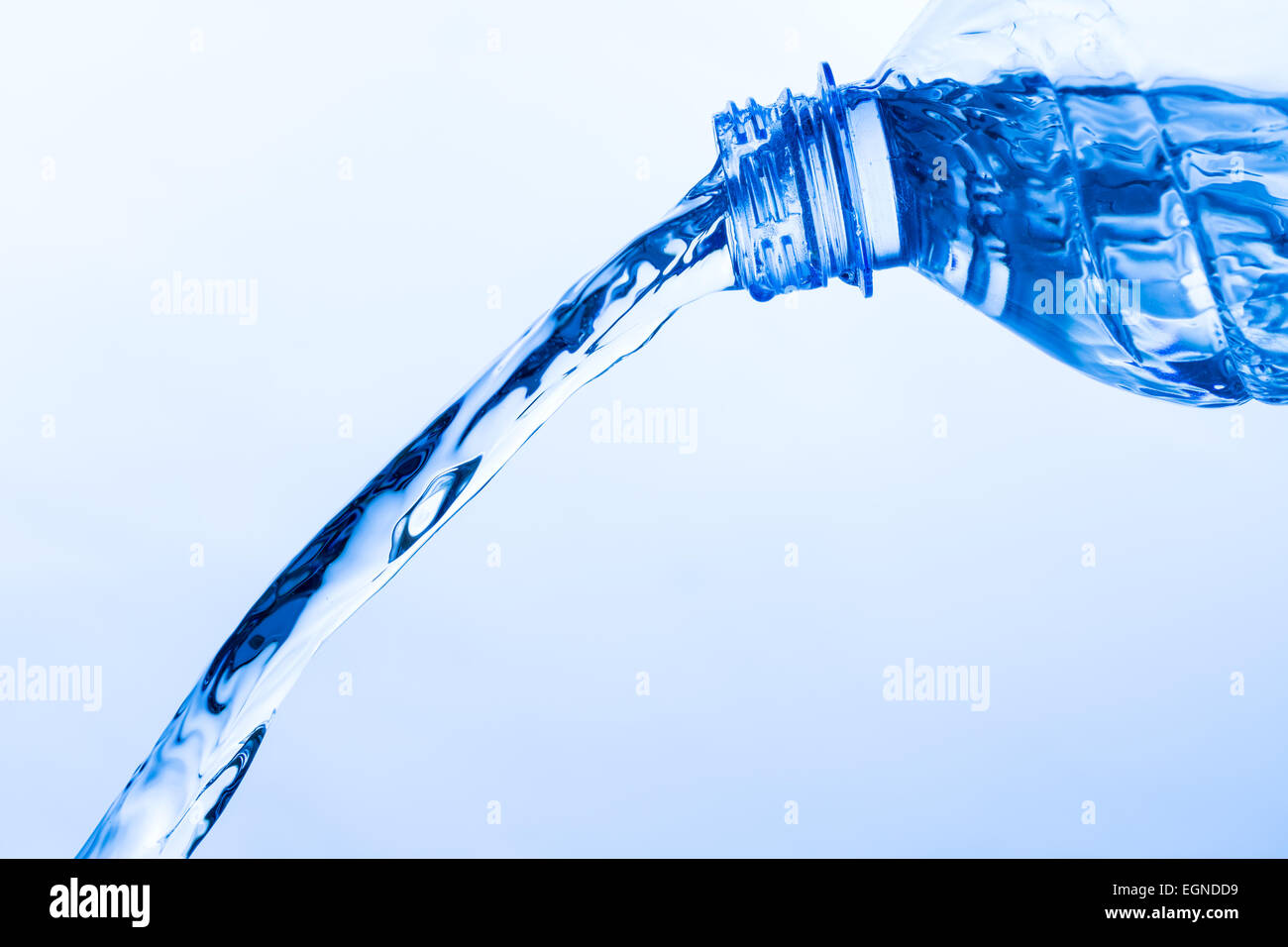 Acqua fredda versando da una plastica trasparente bottiglia, close up Foto Stock