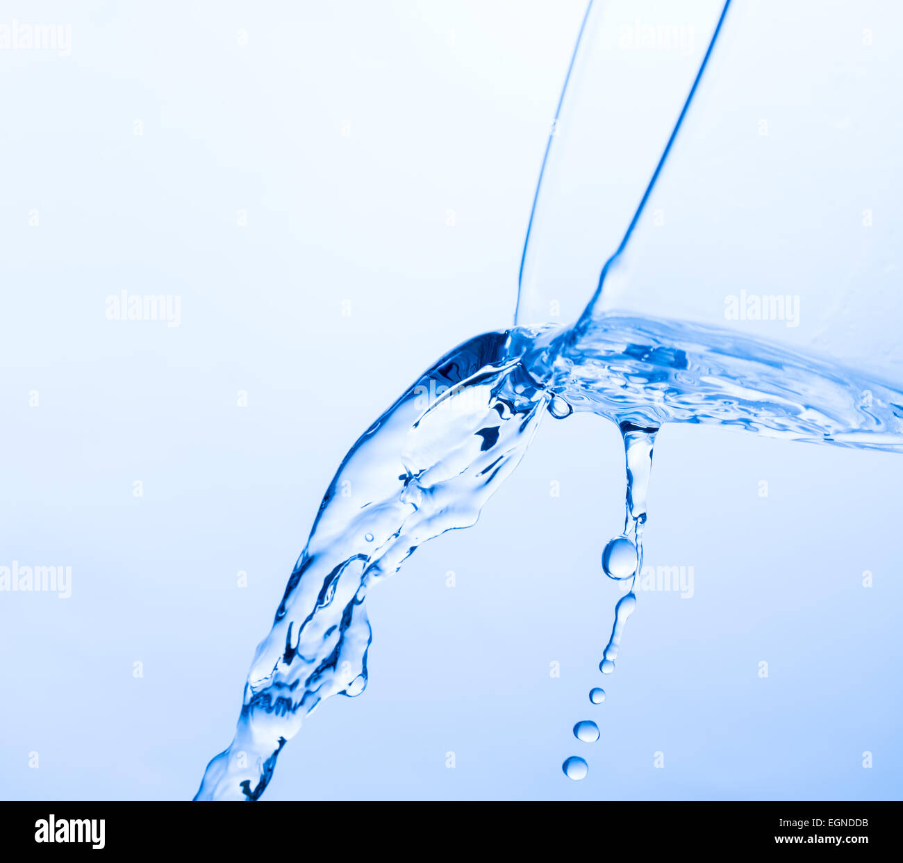 Acqua fredda versando da un vetro trasparente Cup, close up Foto Stock