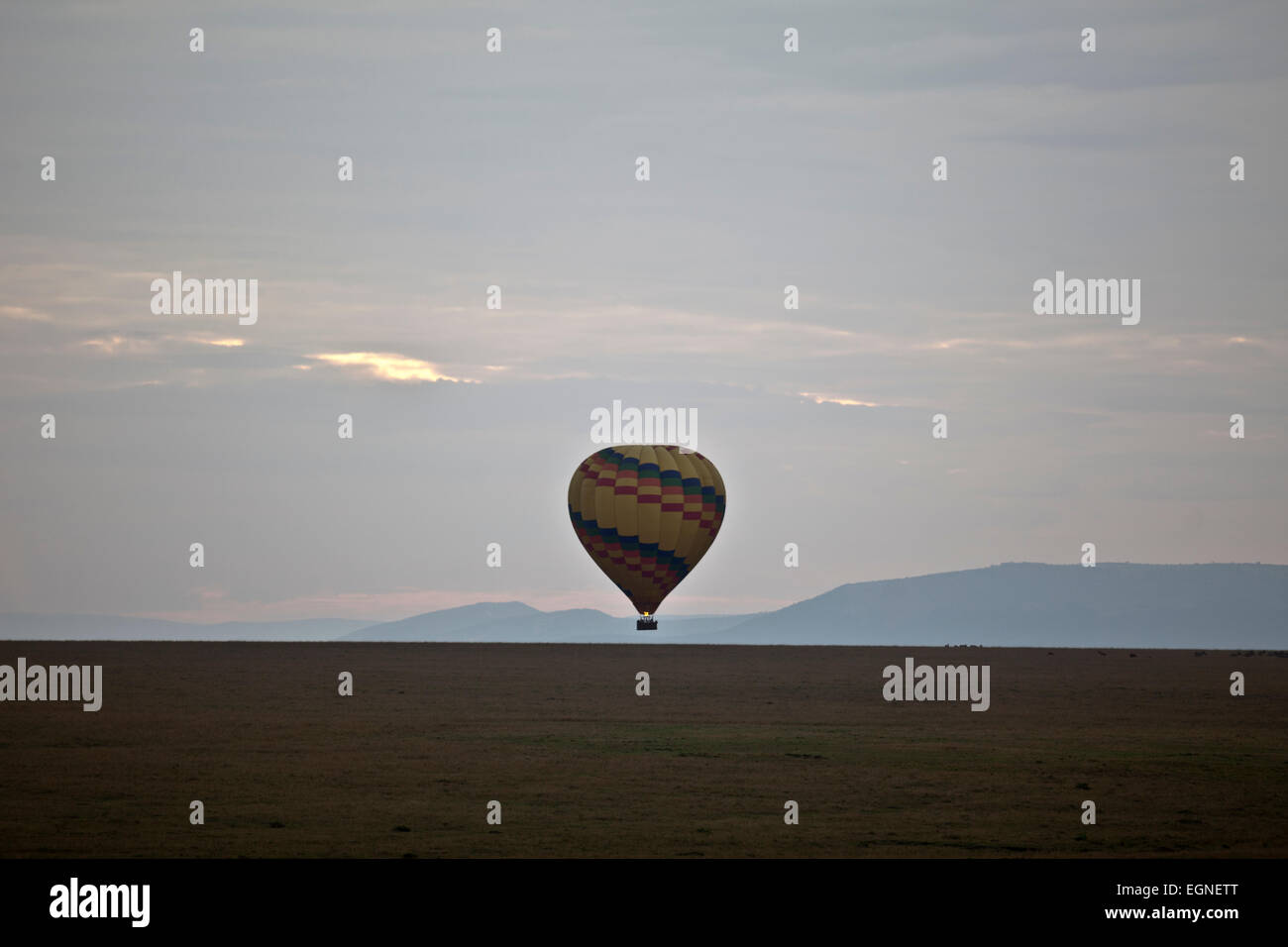 In mongolfiera ad aria calda su pianure africane Foto Stock