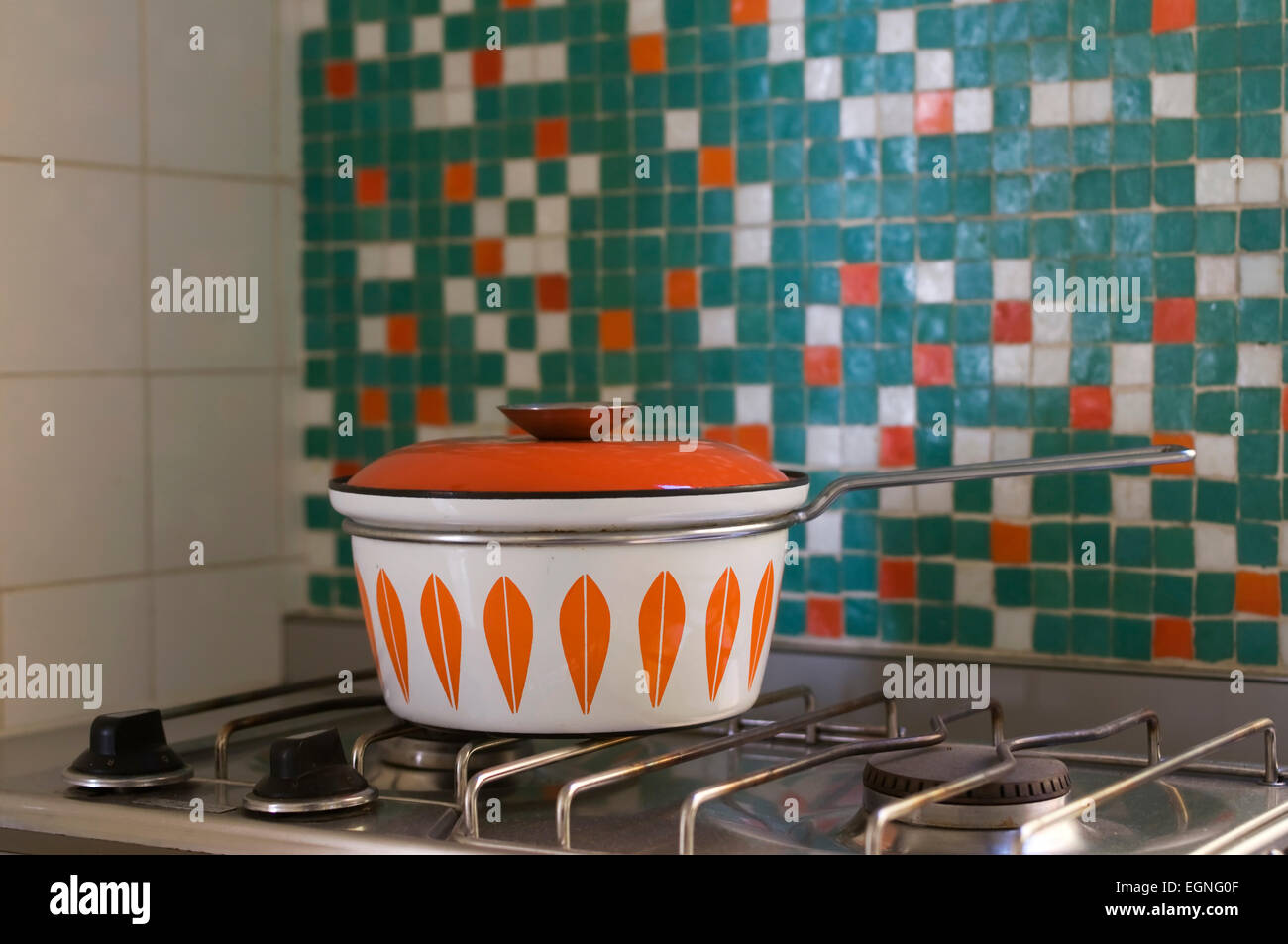60s pot di stile su un forno a gas in un 60s cucina di stile Foto Stock