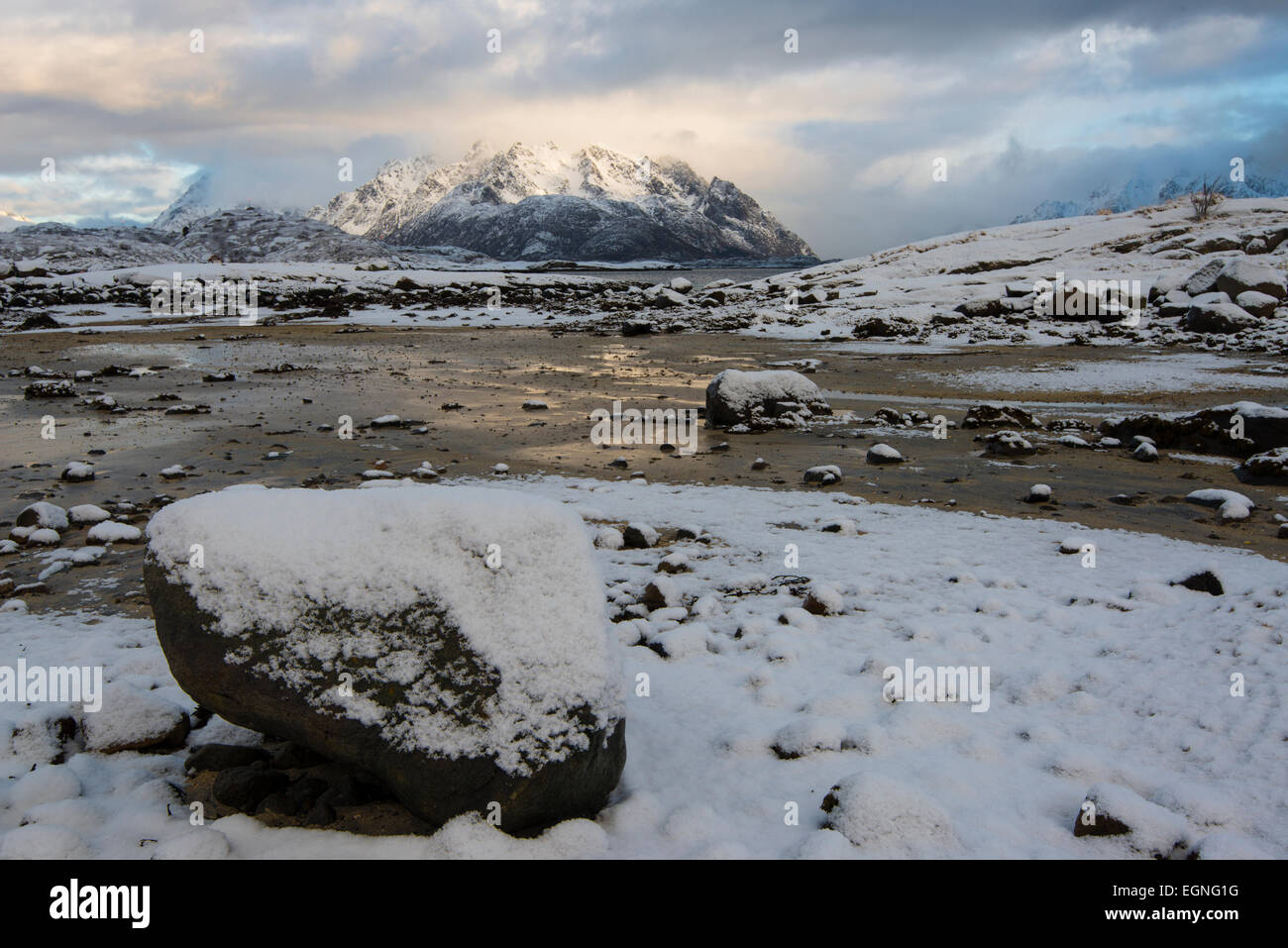 Fjord in inverno, Svolvaer, Isole Lofoten in Norvegia Foto Stock