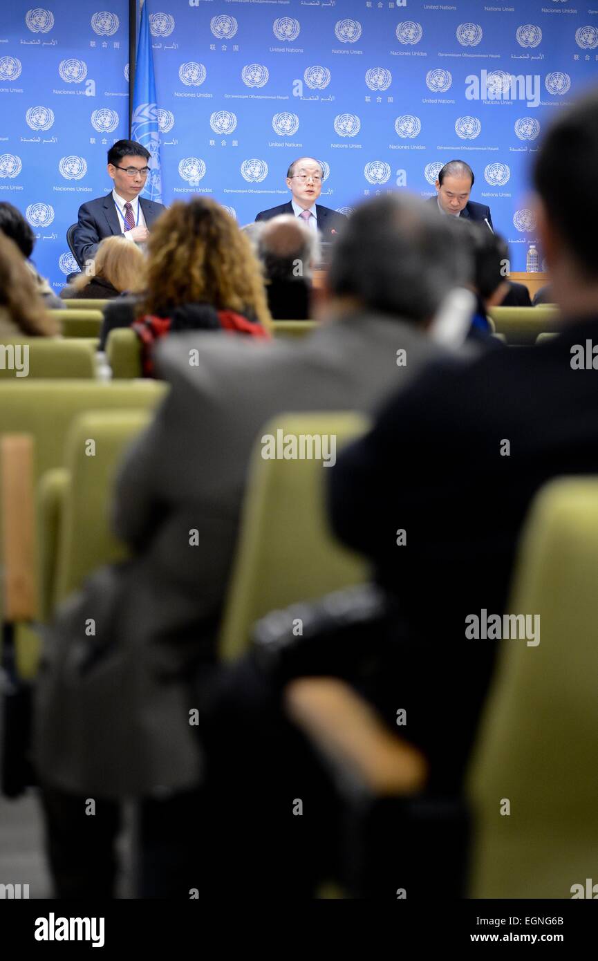 La sede delle Nazioni Unite a New York, Stati Uniti d'America. Il 27 febbraio, 2015. La Cina del rappresentante permanente presso le Nazioni Unite Liu Jieyi (C), che è anche il presidente di rotazione del Consiglio di Sicurezza delle Nazioni Unite per il mese di febbraio, parla durante un fine-di-presidenza press briefing presso la sede delle Nazioni Unite a New York, il 27 febbraio 2015. Liu Jieyi avvolto "molto trafficata mese" Venerdì, guardando indietro a efficienze procedurali introdotte e guardare avanti avviando avvenimenti che segnano il mondo dell'organizzazione settantesimo anniversario. Credito: Niu Xiaolei/Xinhua/Alamy Live News Foto Stock