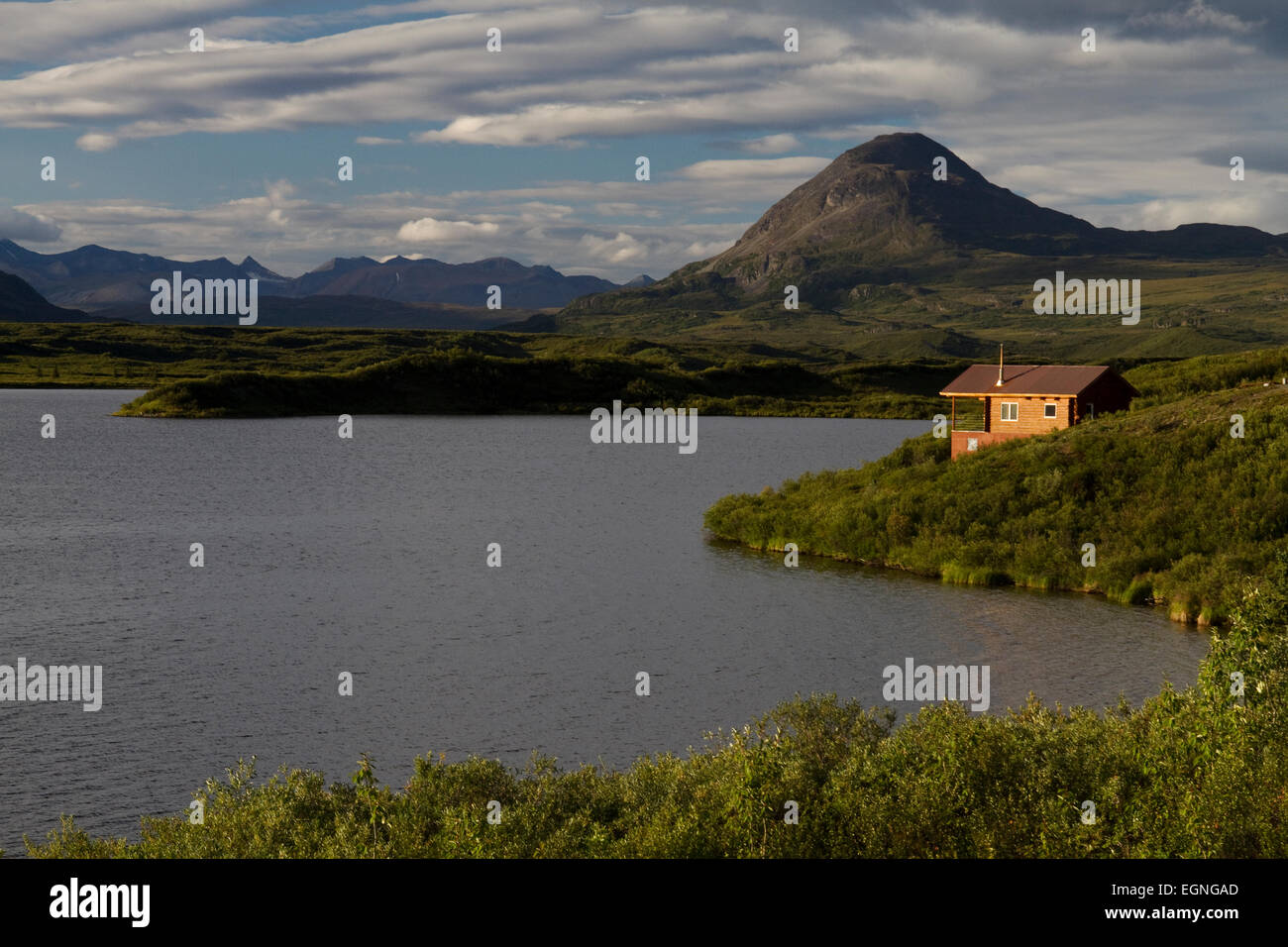 Cabin on Round Tangle Lake, Denali Highway, Alaska Foto Stock