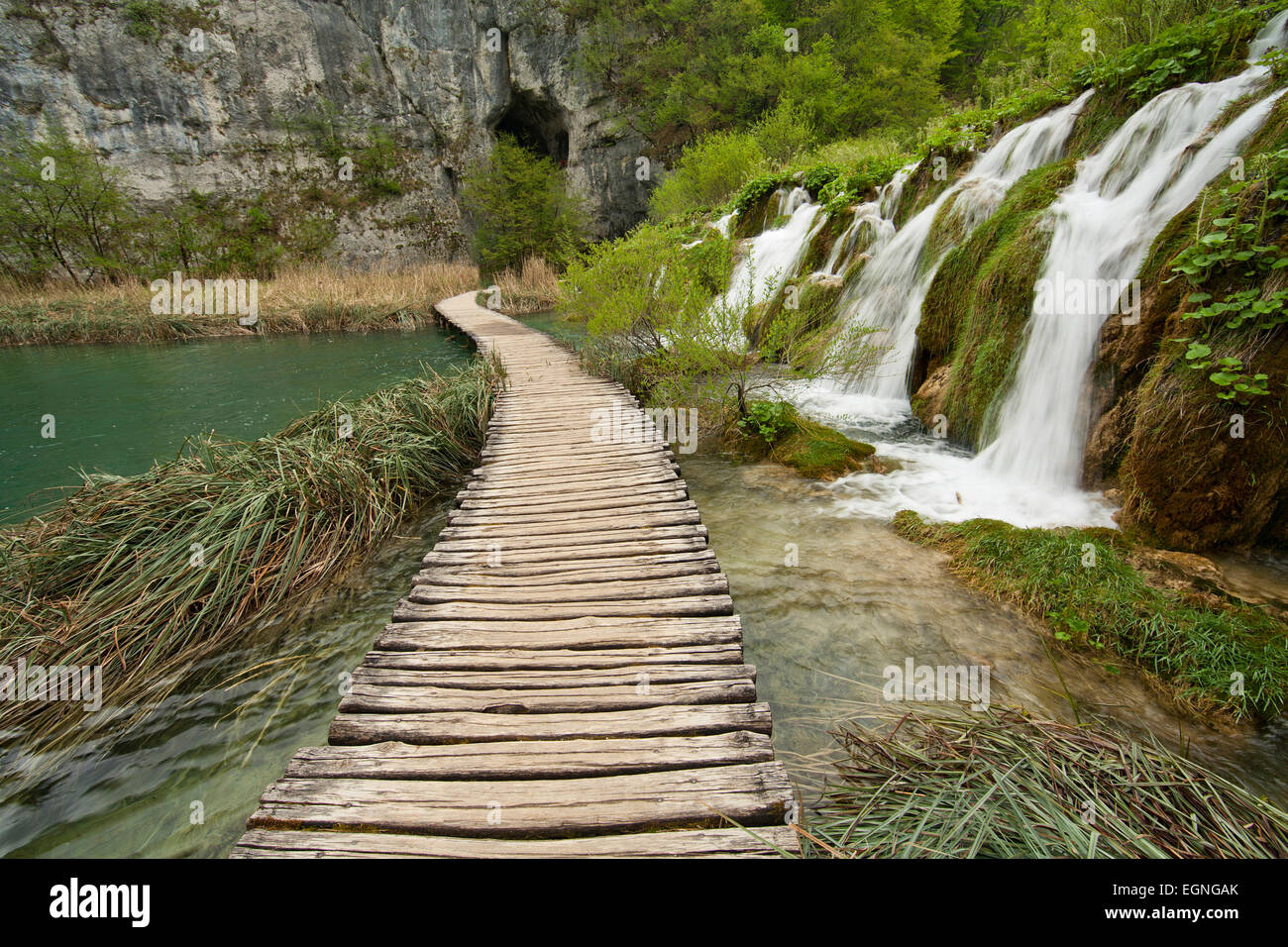 Cascate lungo una passerella nel Parco Nazionale dei Laghi di Plitvice, Croazia Foto Stock