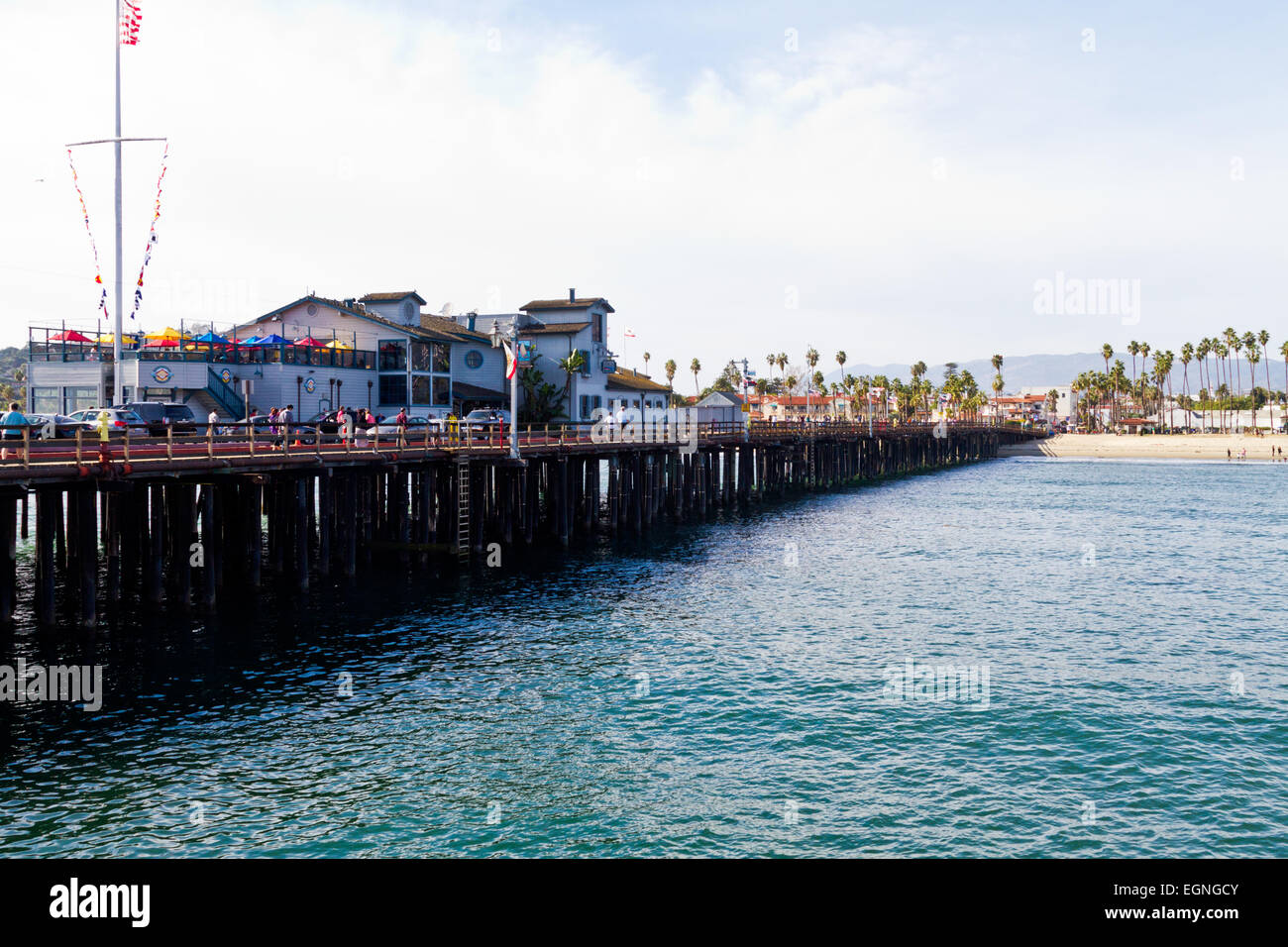 Una vista offshore di Stearn's Wharf a Santa Barbara, California. Foto Stock