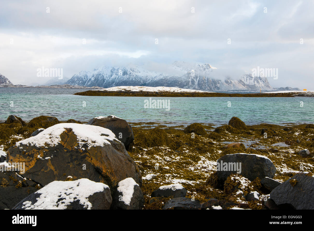 Fjord in inverno, Svolvaer, Isole Lofoten in Norvegia Foto Stock