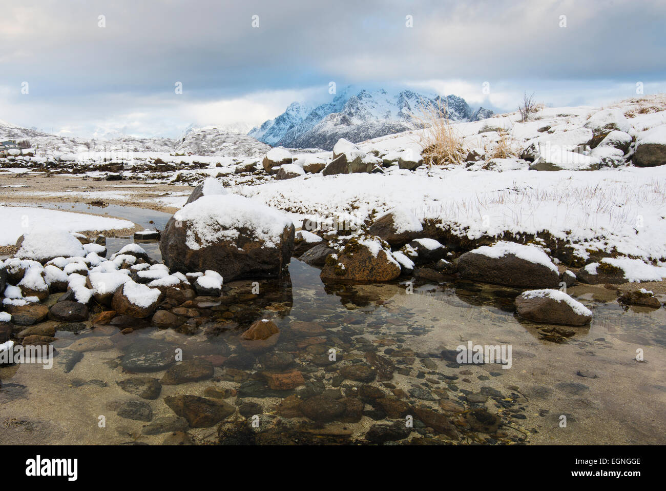 Paesaggio invernale a Lofoten, Fiordo, Svolvaer, Isole Lofoten in Norvegia Foto Stock