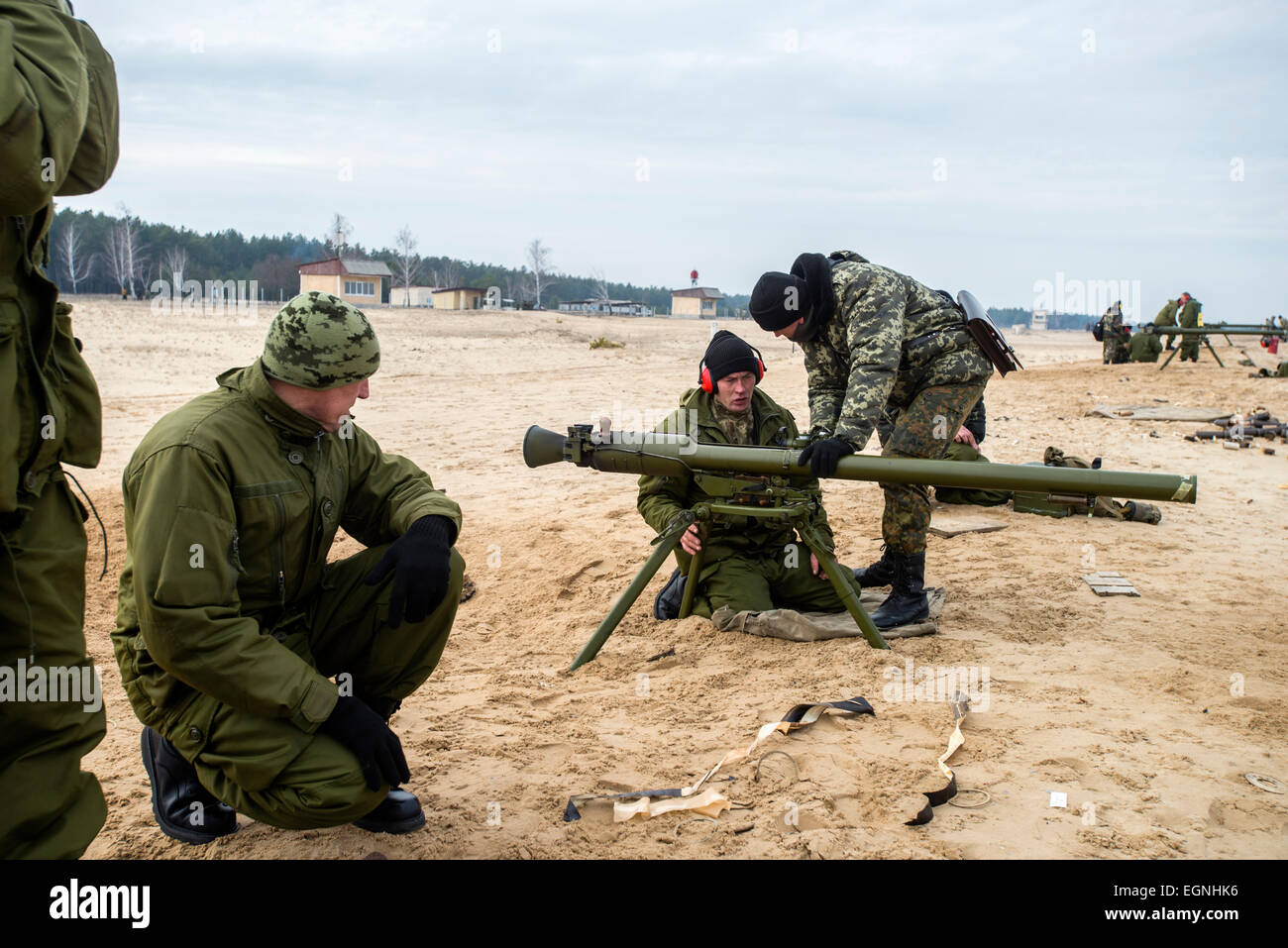 Cadet Impara come navigare SPG recoilless pistola durante la cottura di formazione con SPG recoilless pistole e fucili Kalashnikov al 169a centro di formazione di suolo ucraino forze militari più grande formazione formazione in Ucraina, a Desna chiuso città di cantonment, Ucraina. Il 25 di febbraio. Foto di Oleksandr Rupeta Foto Stock