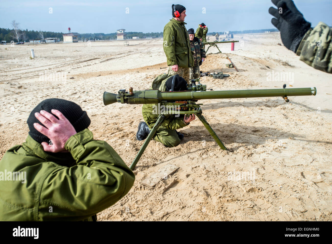 Cadetti di sparare un SPG recoilless pistola durante la cottura di formazione con SPG recoilless pistole e fucili Kalashnikov al 169a centro di formazione di suolo ucraino forze militari più grande formazione formazione in Ucraina, a Desna chiuso città di cantonment, Ucraina. Il 25 di febbraio. Foto di Oleksandr Rupeta Foto Stock